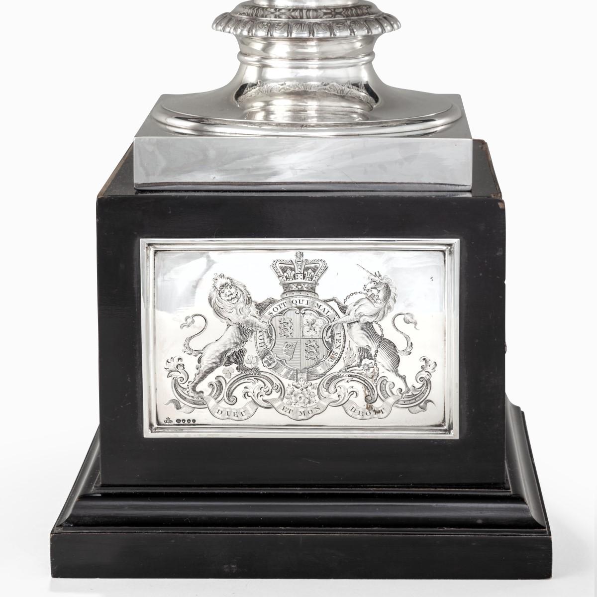Milieu du XIXe siècle Vase de Sa Majesté : Un trophée de course de chevaux de John Samuel Hunt. en vente