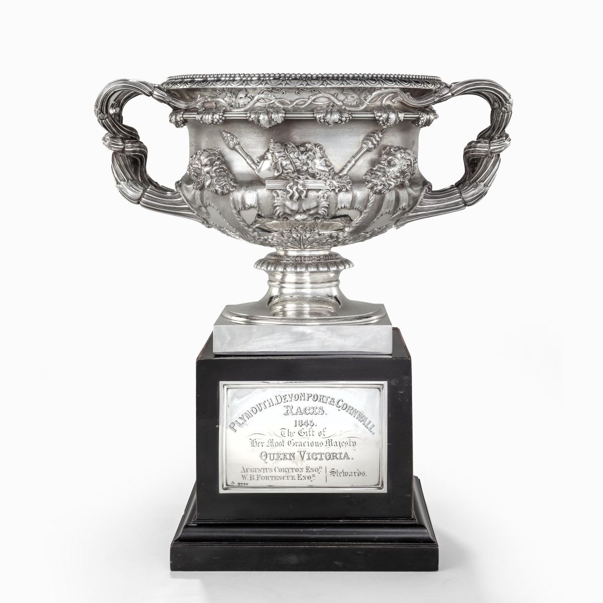 Her Majesty’s Vase: A horse racing trophy by John Samuel Hunt In Good Condition For Sale In Lymington, Hampshire