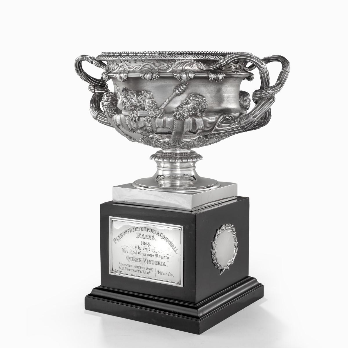 Vase de Sa Majesté : Un trophée de course de chevaux de John Samuel Hunt. en vente 2