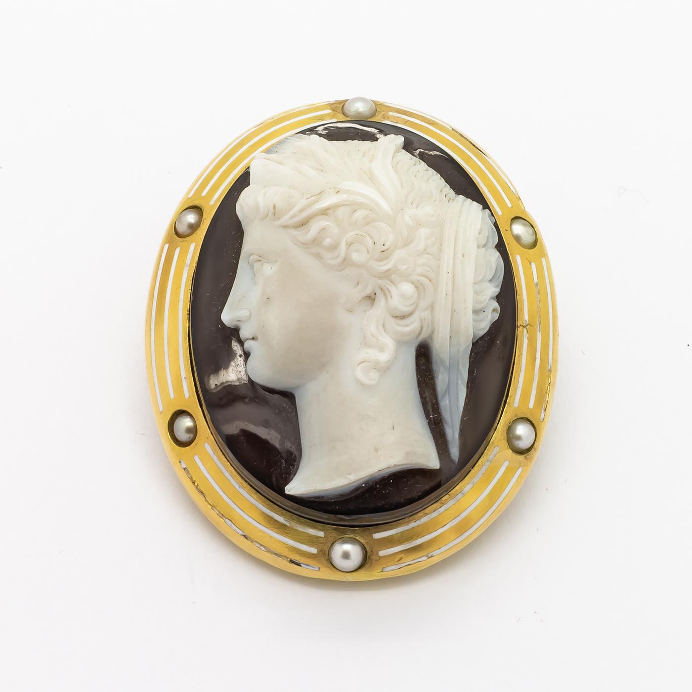 Hera Cameo Brooch with Sardonyx, Natural Pearl and Gold, Circa 1890 In Good Condition For Sale In London, GB