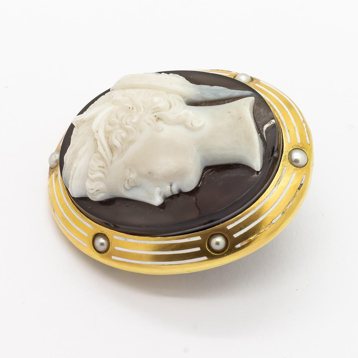 Women's Hera Cameo Brooch With Sardonyx Natural Pearl And Gold, Circa 1890 For Sale