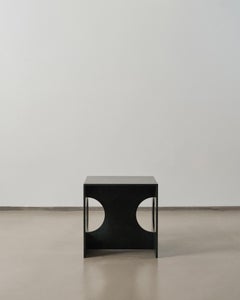 Hera Couchtisch, gebürstet  Diabase Volcanic Stone, von Studio Mohs