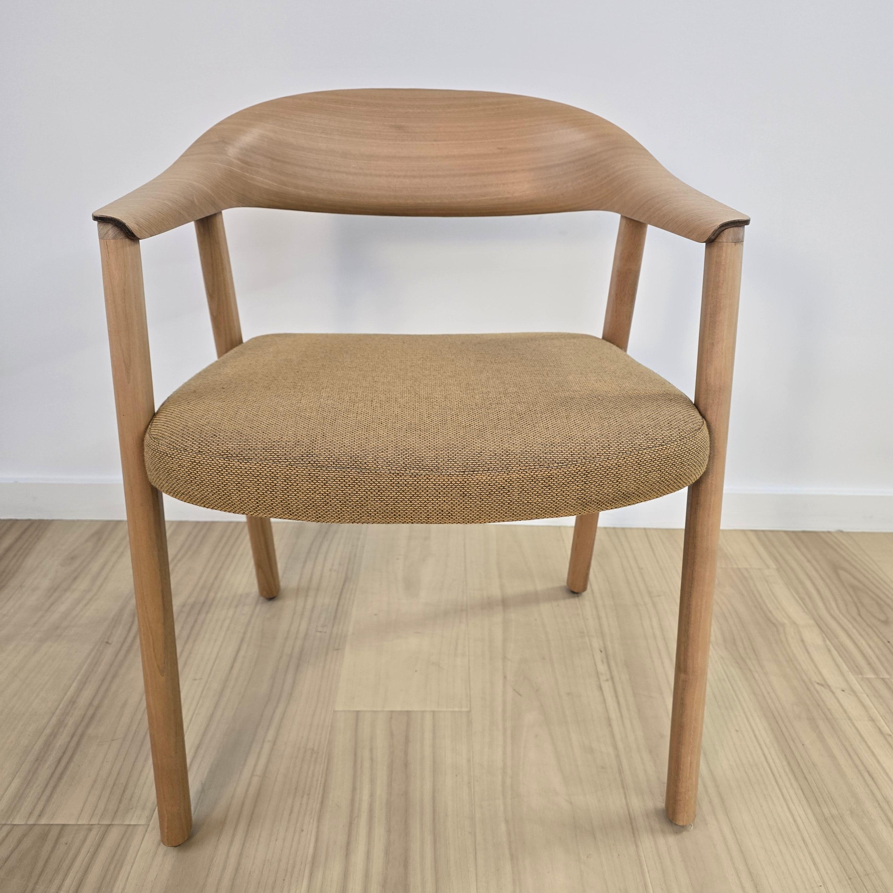 Héra est un fauteuil disponible en frêne ou en noyer américain qui incarne le concept de légèreté, en le fusionnant avec le confort. 

Le dossier, en contreplaqué cintré tridimensionnel de 6 mm d'épaisseur, présente un design remarquablement élégant