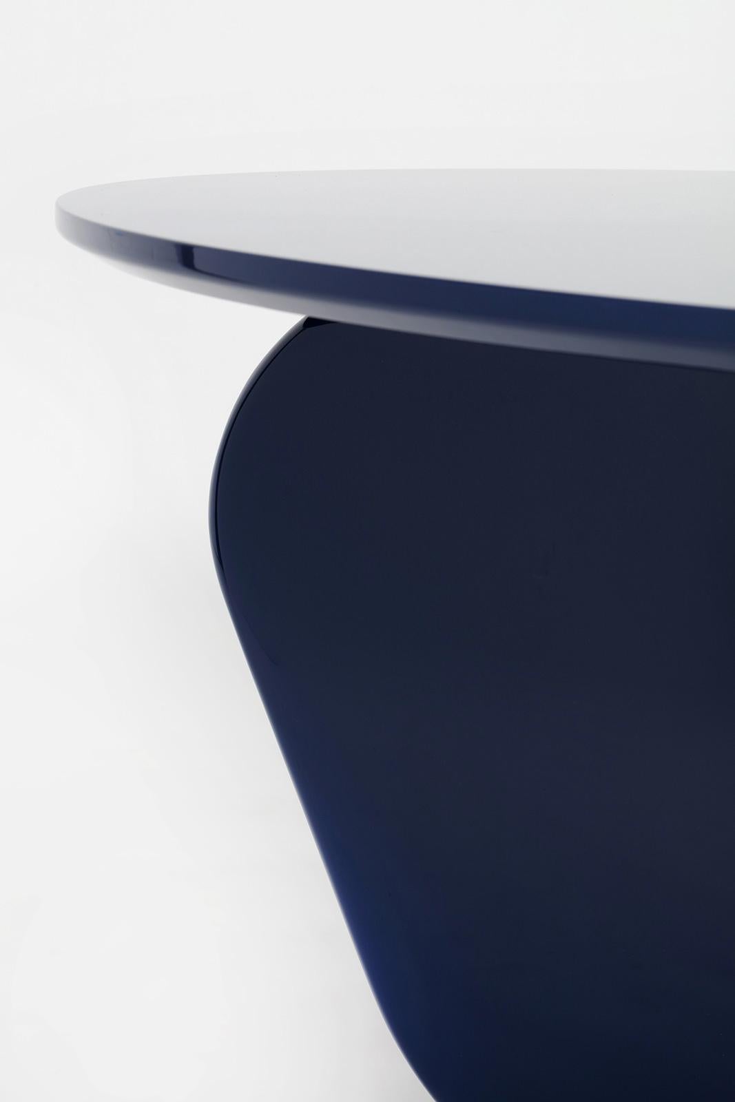 Cette table de salle à manger laquée bleu foncé, créée par le designer d'intérieur et de mobilier Joris Poggioli, basé à Paris, est une véritable déclaration. Mesurant près de 64 pouces de diamètre, il peut accueillir confortablement 6 à 8