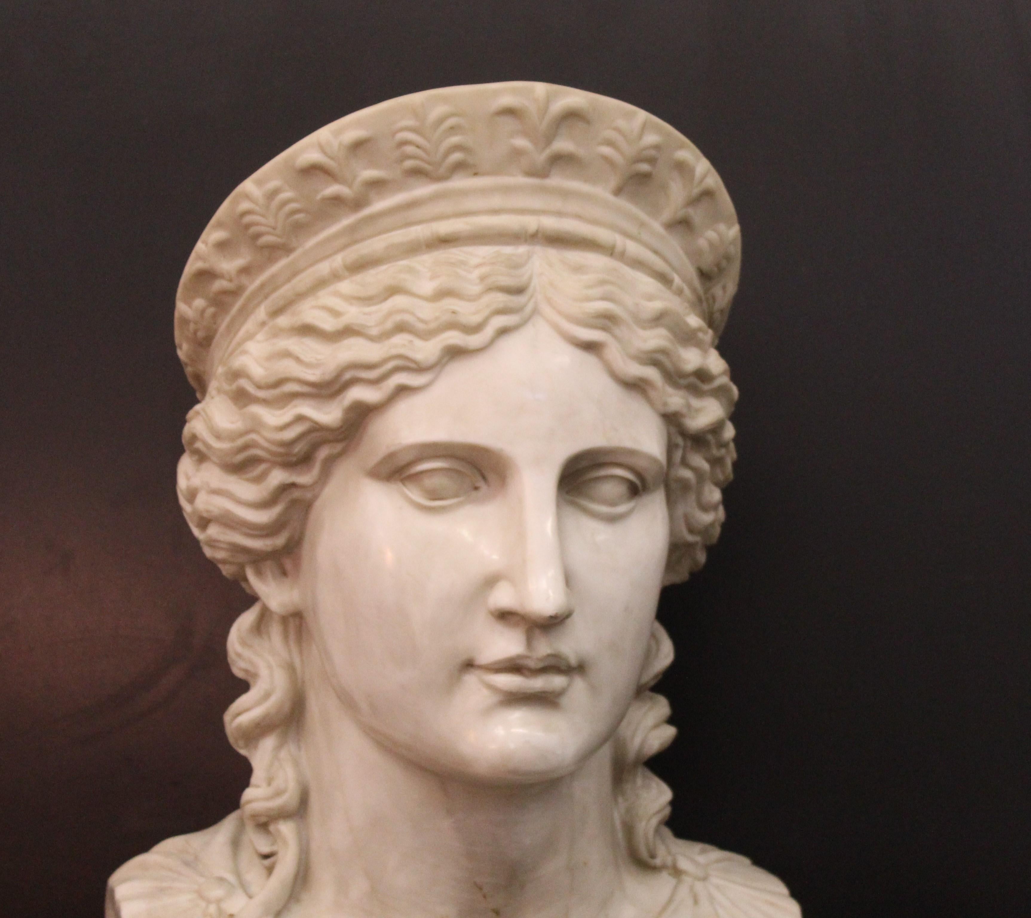 Sculpture of Hera, greek divinity in marble, 20th century, measures 60x36x26cm.