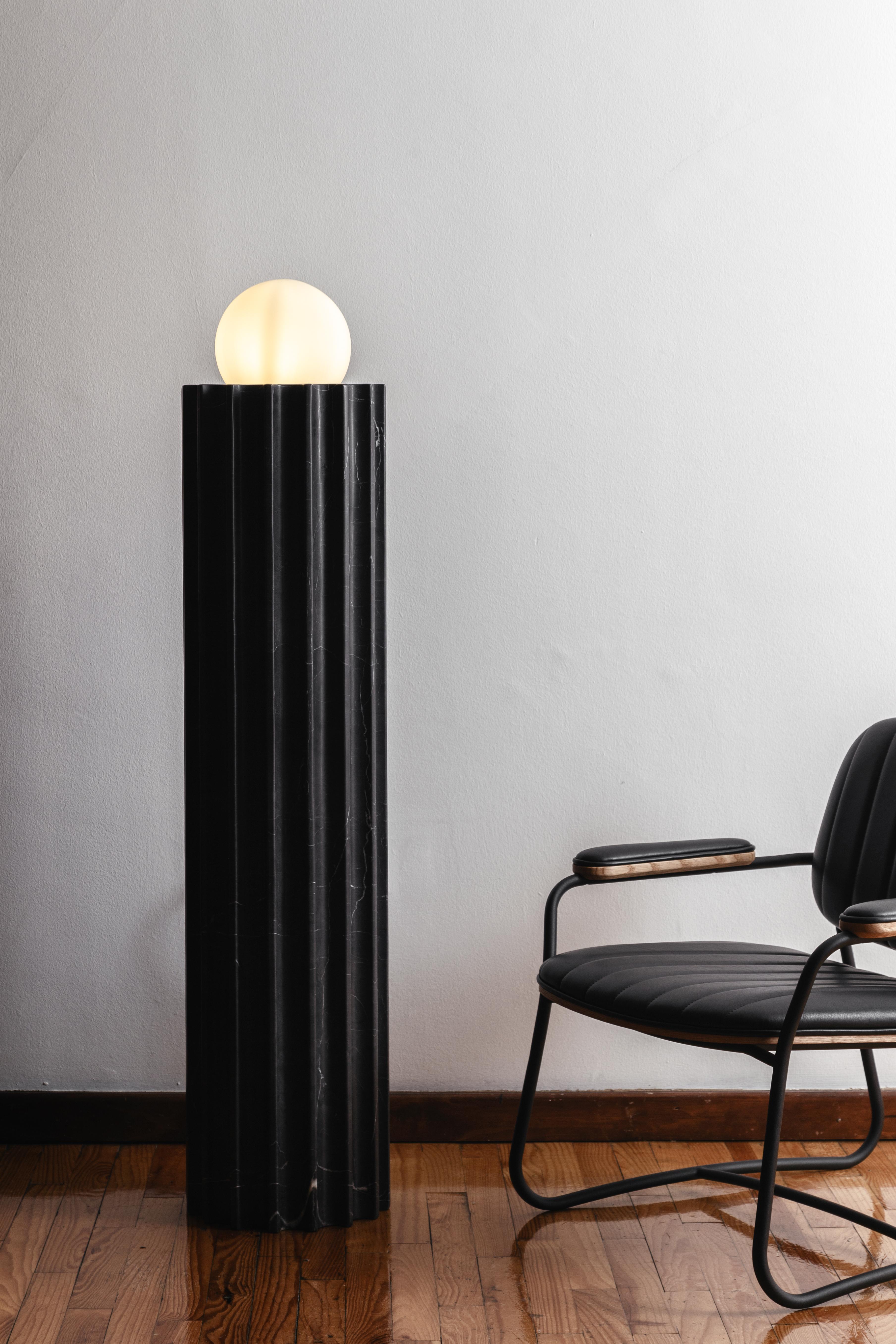Lámpara Hera de Katia Solórzano
Dimensiones: An 30 x Pr 30 x Al 150 cm
Materiales: Estructura de mármol negro en acabado mate. Pantalla de esfera de cristal esmerilado.

