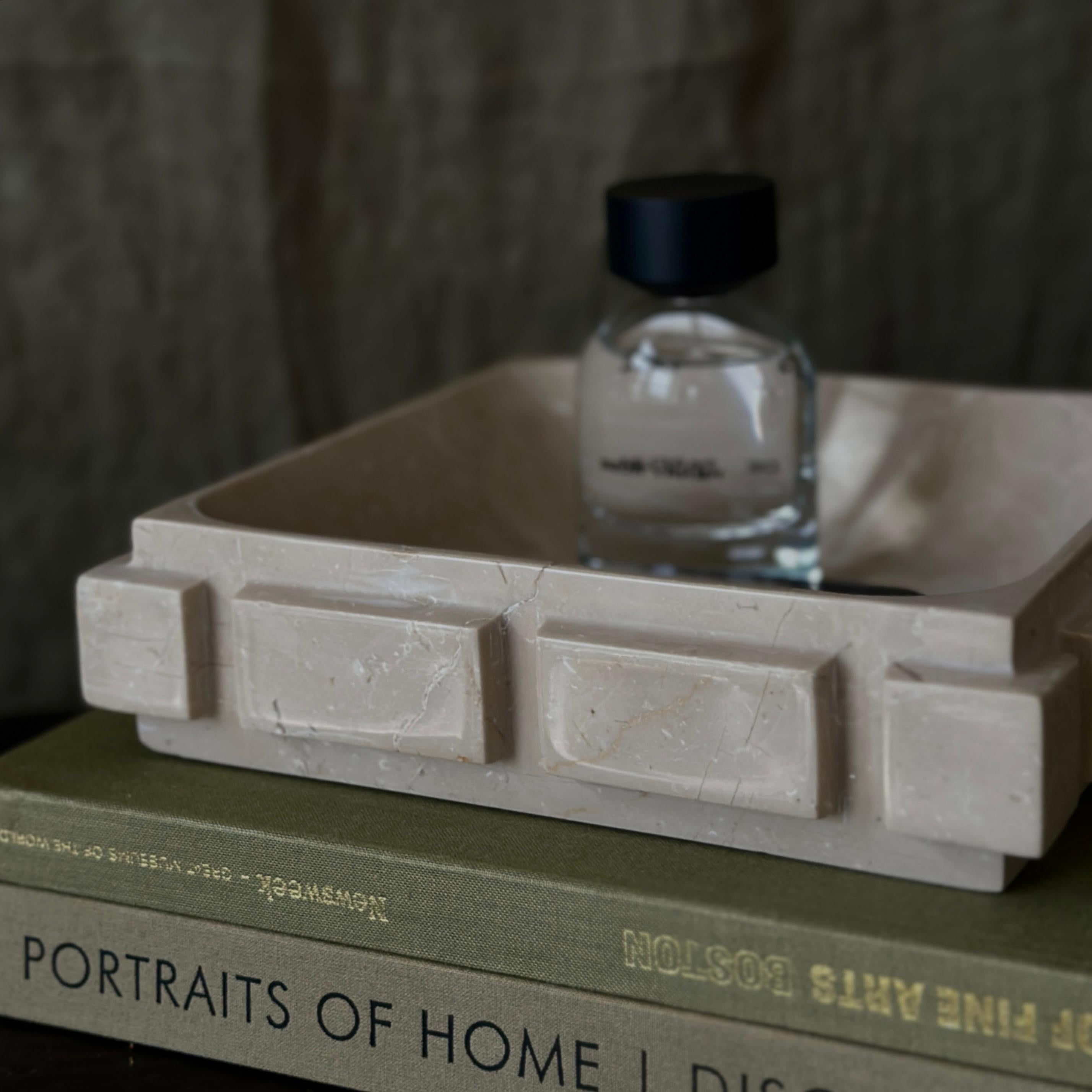 Quadratische Schale aus Wildleder in Beige von Anastasio Home (Organische Moderne) im Angebot