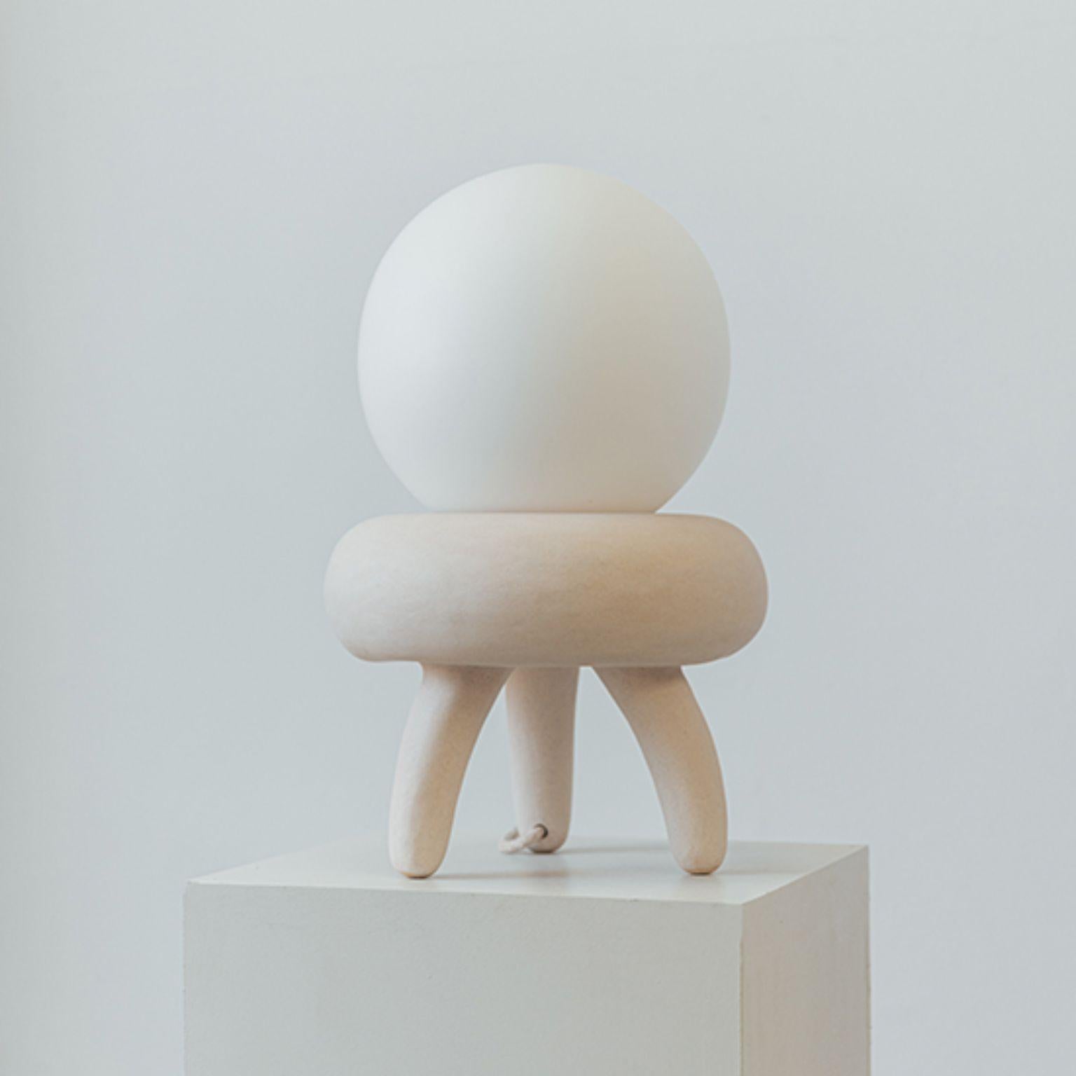 Lampe à poser Hera par Cuit Studio
Exemplaire unique.
Dimensions : Ø 30 x H 45 cm : Ø 30 x H 45 cm.
MATERIAL : Grès blanc craquelé mat et opale blanc mat.

Lampe de table sculpturale. Grès blanc craquelé mat avec globe blanc opale mat.
L'ampoule