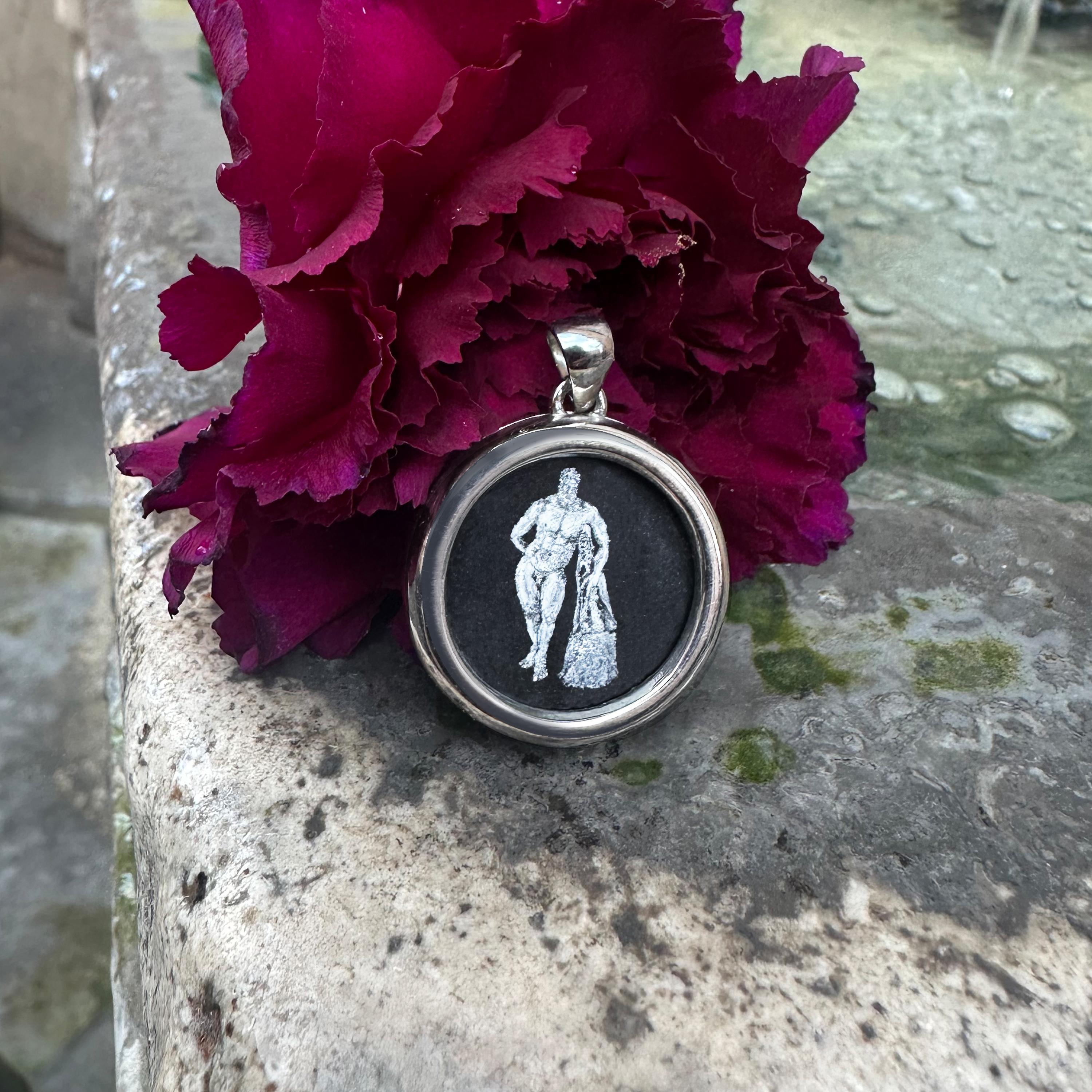 Taglio rotondo Ciondolo HERACLES in argento 925 dipinto a mano su onice in vendita