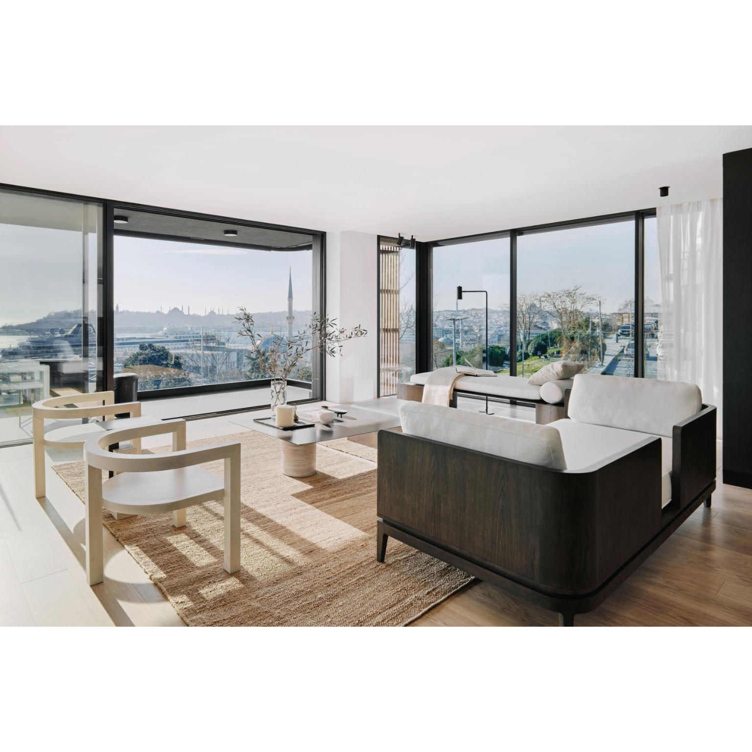 Britannique Canapé Heracles en chêne brun foncé, bronze patiné et tissu lin par OZA Design en vente