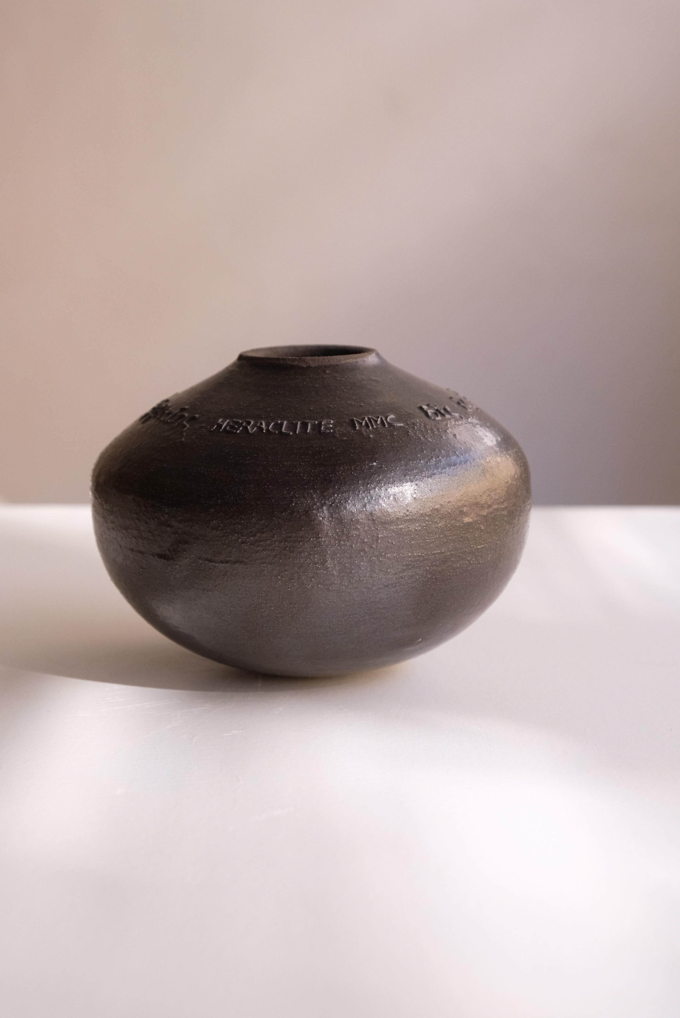 Vase Heraclite 11 en grès noir émaillé par Marie Martin Ceramics
Unique en son genre
Dimensions : Ø 12 x H 9 cm : Ø 12 x H 9 cm.
MATERIAL : Grès émaillé.

Je m'appelle Marie Martin. Je suis originaire des Alpes françaises, dernier enfant d'une
