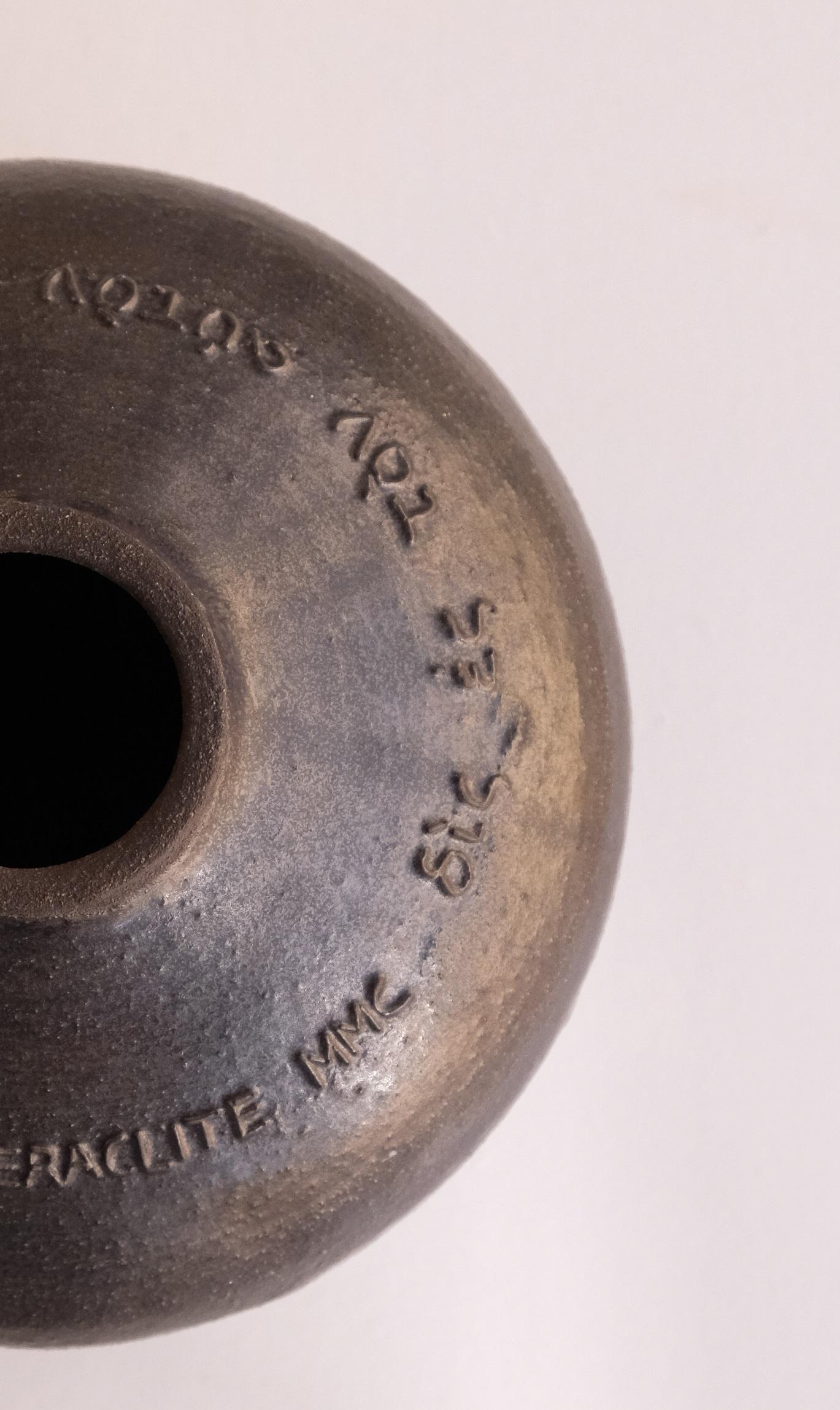 Moderne Vase Heraclite 11 en grès noir émaillé par Marie Martin Ceramics en vente