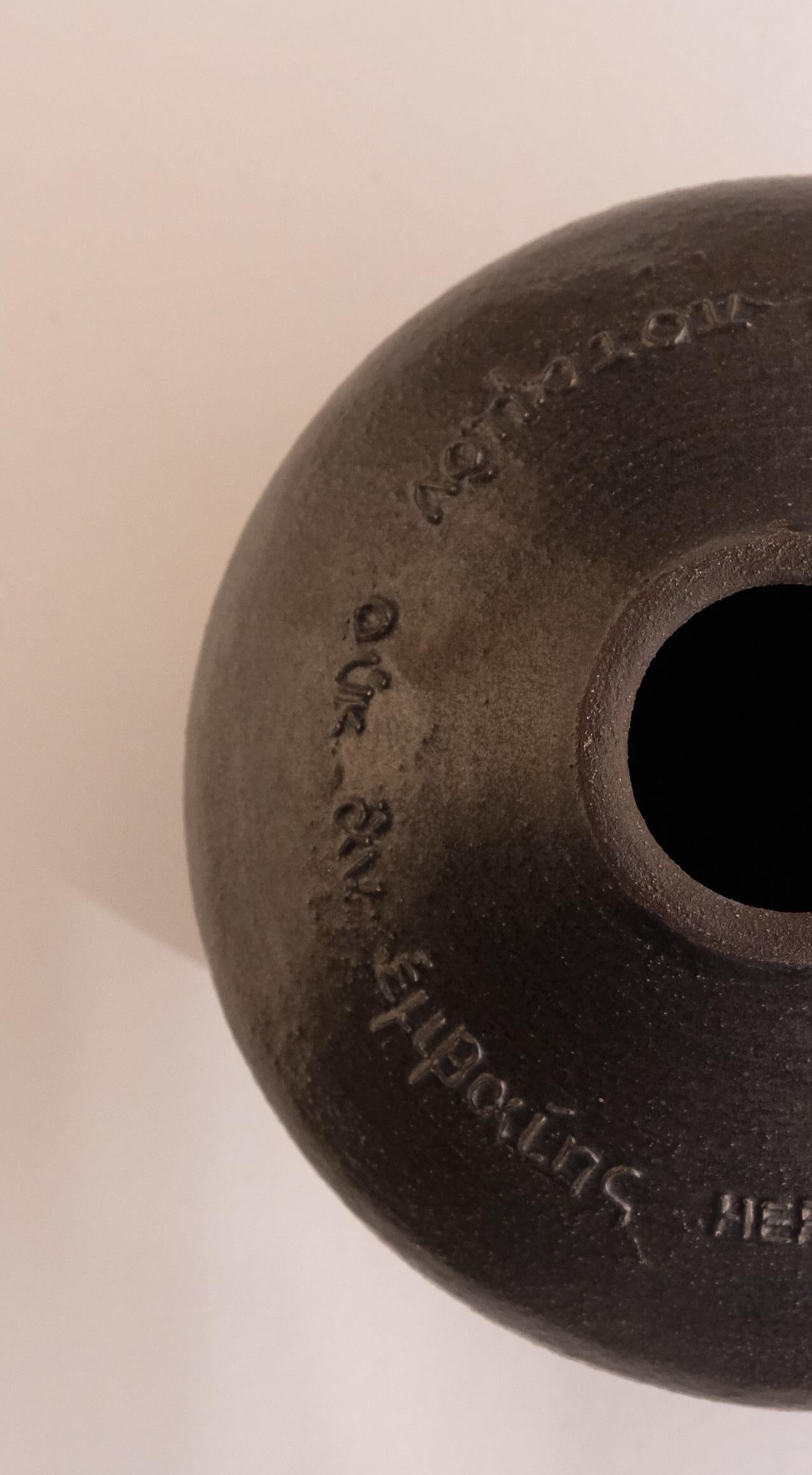 Espagnol Vase Heraclite 11 en grès noir émaillé par Marie Martin Ceramics en vente