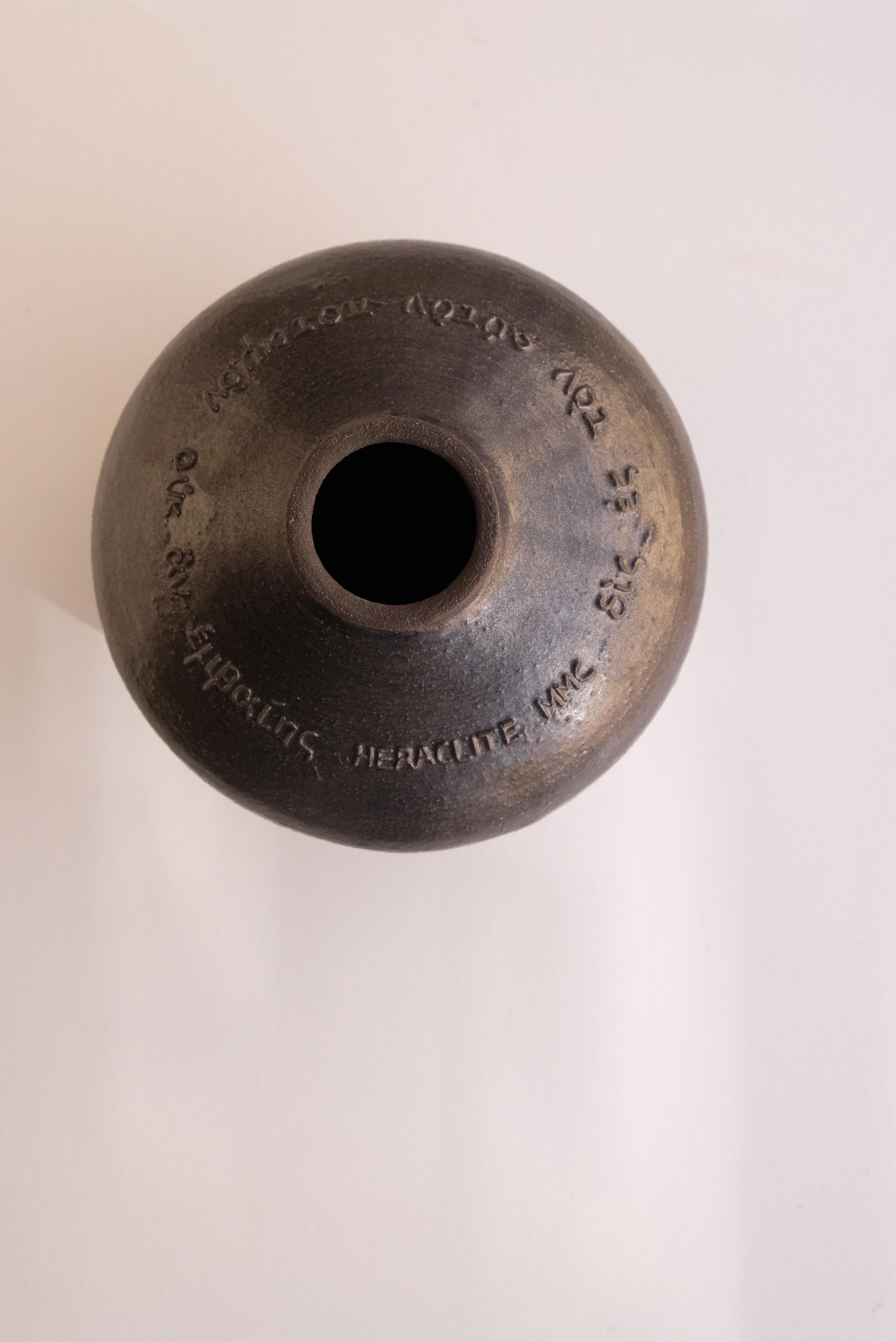 Vernissé Vase Heraclite 11 en grès noir émaillé par Marie Martin Ceramics en vente