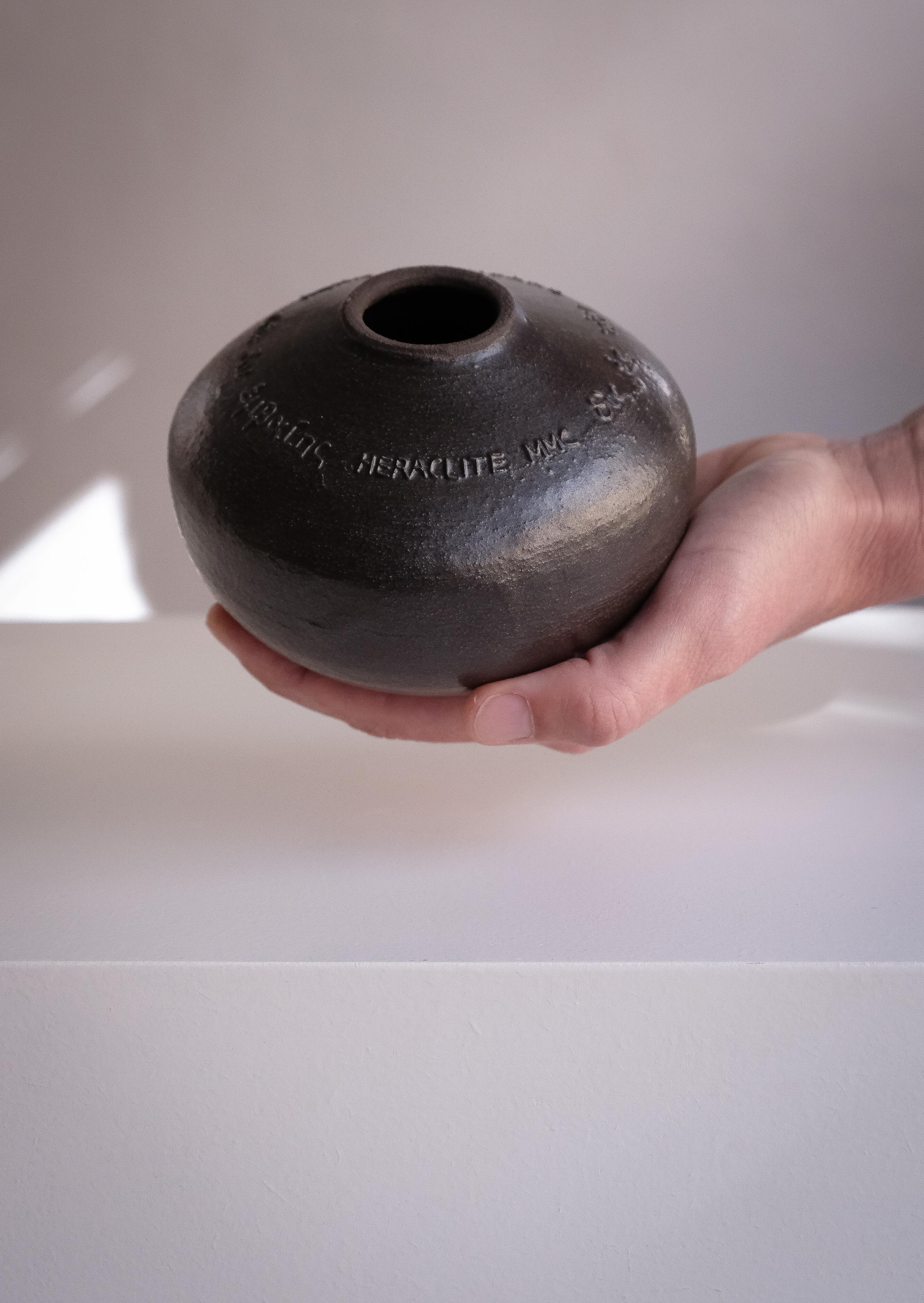 Vase Heraclite 11 en grès noir émaillé par Marie Martin Ceramics Neuf - En vente à Geneve, CH