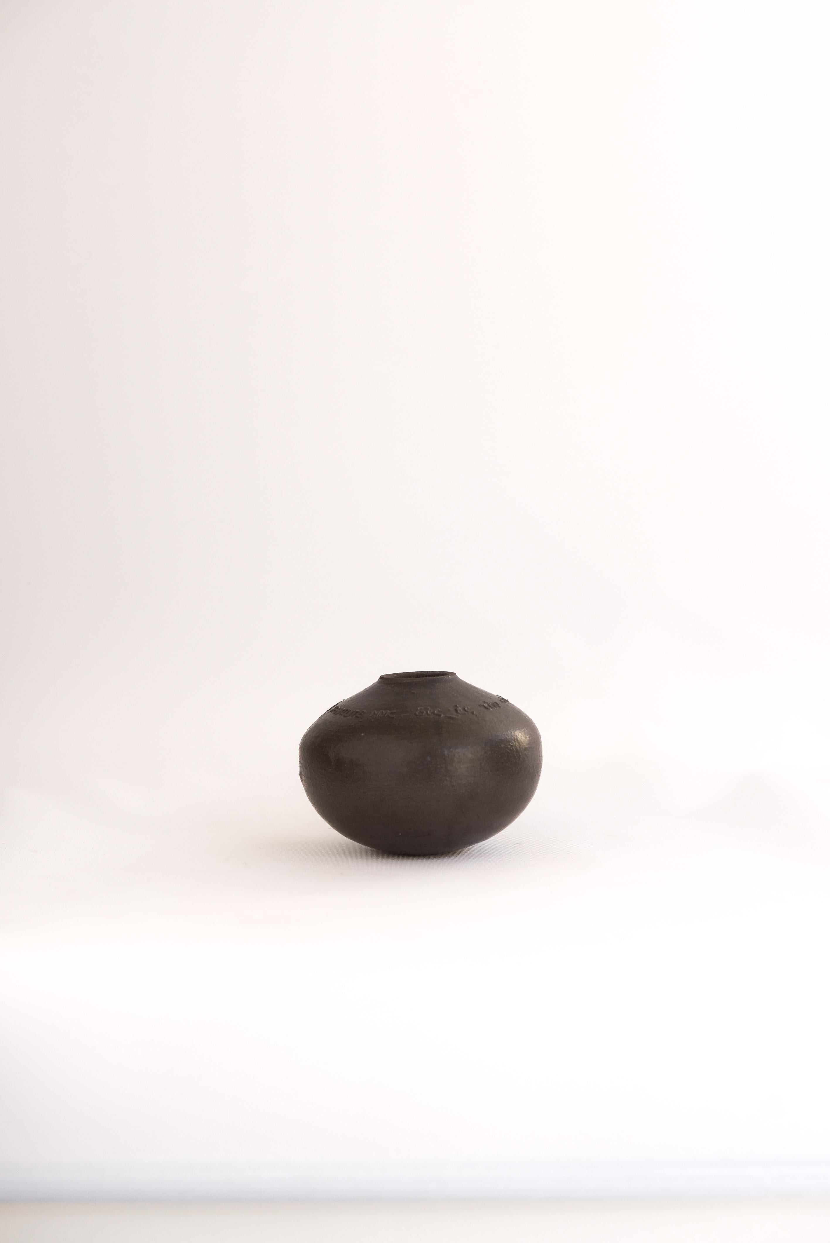 XXIe siècle et contemporain Vase Heraclite 11 en grès noir émaillé par Marie Martin Ceramics en vente