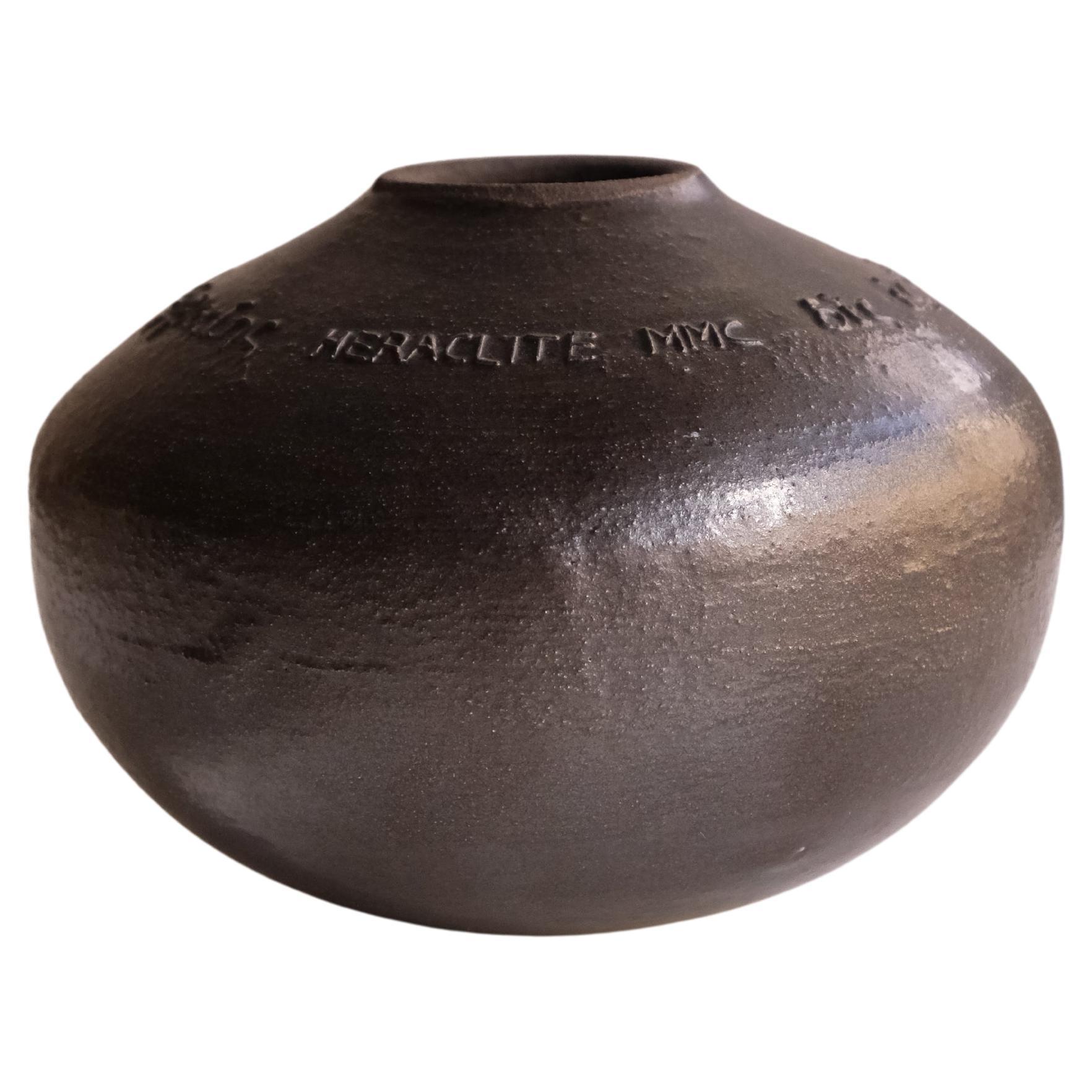 Vase Heraclite 11 en grès noir émaillé par Marie Martin Ceramics