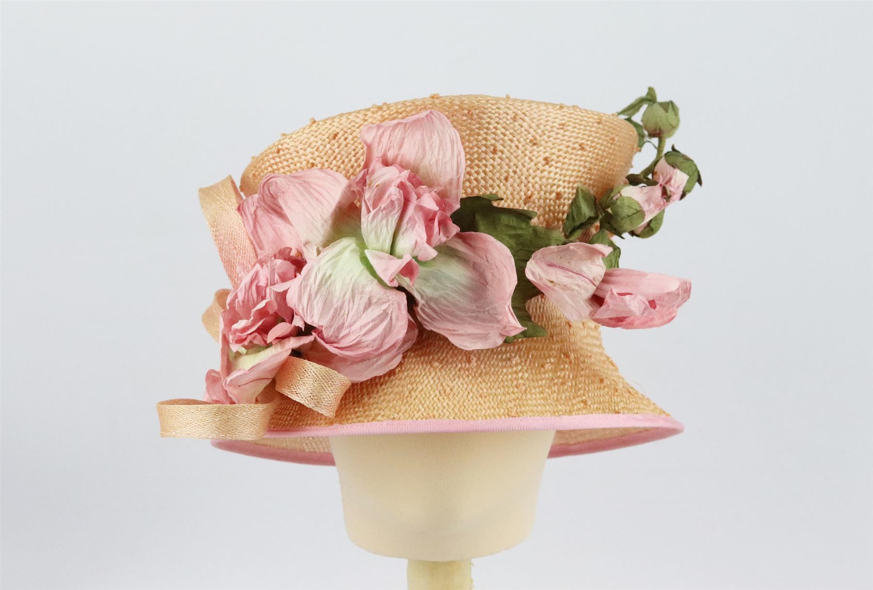 Dieser Hut von Herald & Hearts Hatters aus Stroh in einem strukturierten  die Silhouette ist mit einem Baumwoll-Grosgrain-Besatz und einem geflochtenen Blumen- und Schleifendetail auf der Vorderseite versehen. Rosa Stroh. 100% Stroh. Wird nicht mit