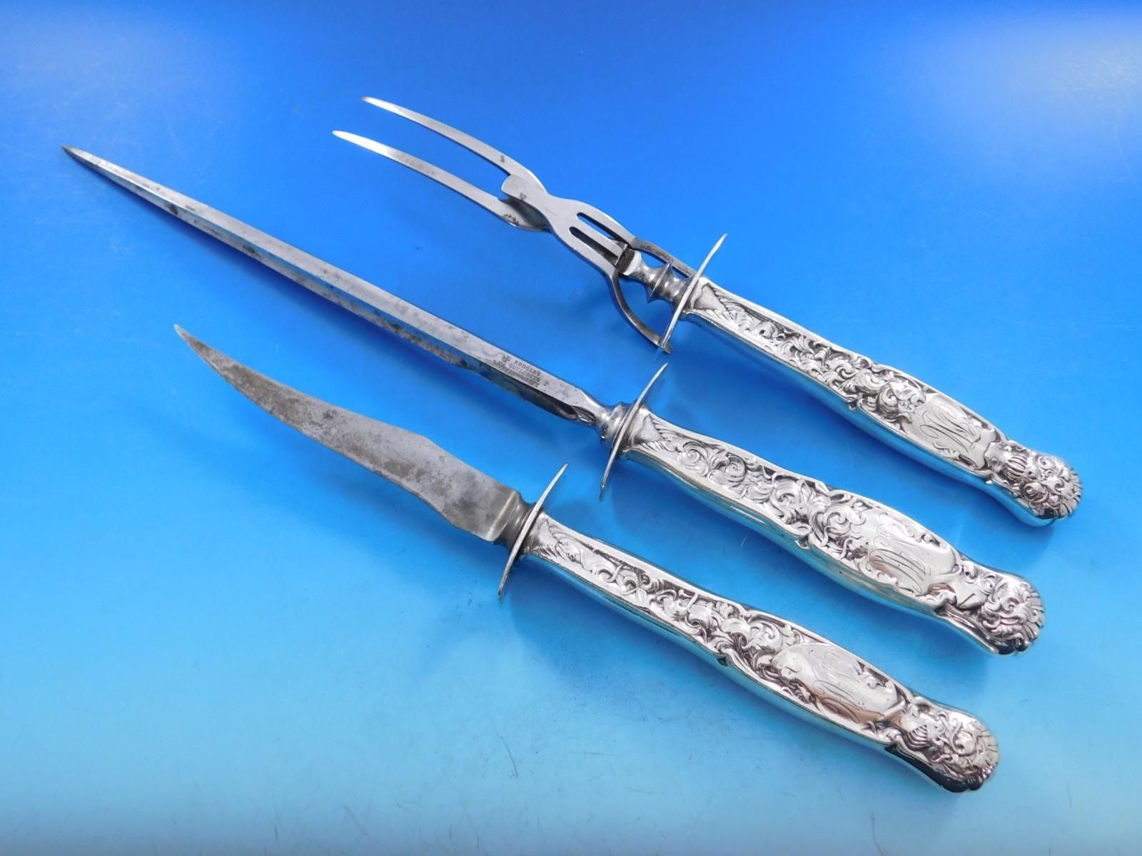 Superbo set di posate in argento Heraldic by Whiting in formato cena - 40 pezzi. Questo scarso modello è stato introdotto nel 1880 e presenta un disegno a più motivi con un cavaliere elmato e dettagli di pergamena. Questo set comprende:

12 coltelli