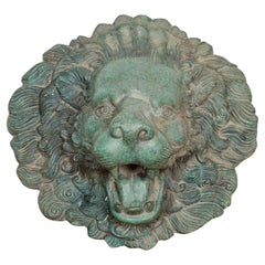 Sculpture héraldique en bronze à tête de lion, tubée comme une fontaine, patine vert-de-gris