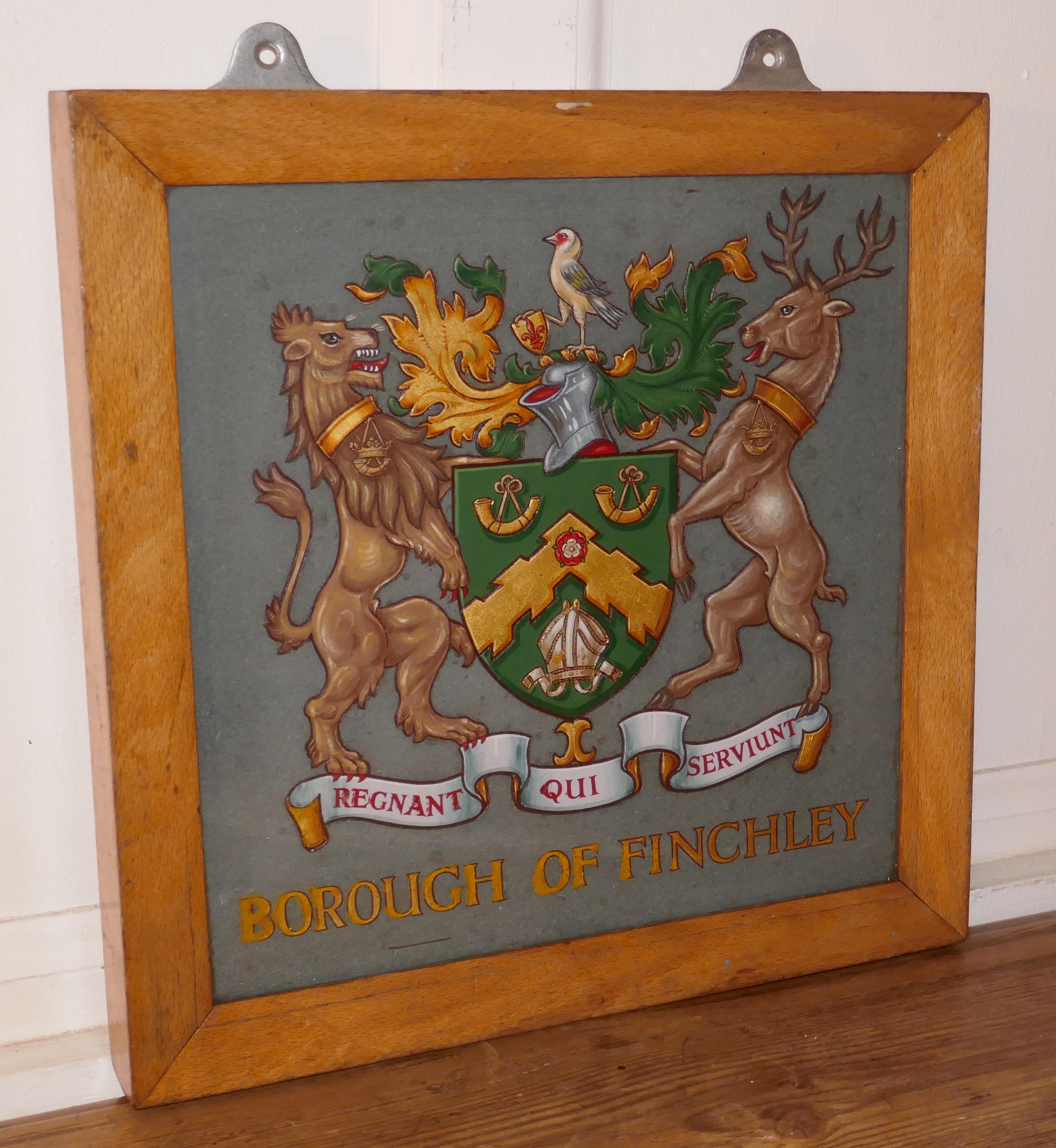 Gerahmtes und auf Schiefer gemaltes heraldisches Wappen aus dem Stadtbezirk Finchley, Wappen.



Das Wappen ist dreidimensional, es wurde geschnitzt, bemalt und vergoldet und in einen Rahmen aus Goldbuche gefasst.

Die Schiefer und Malerei