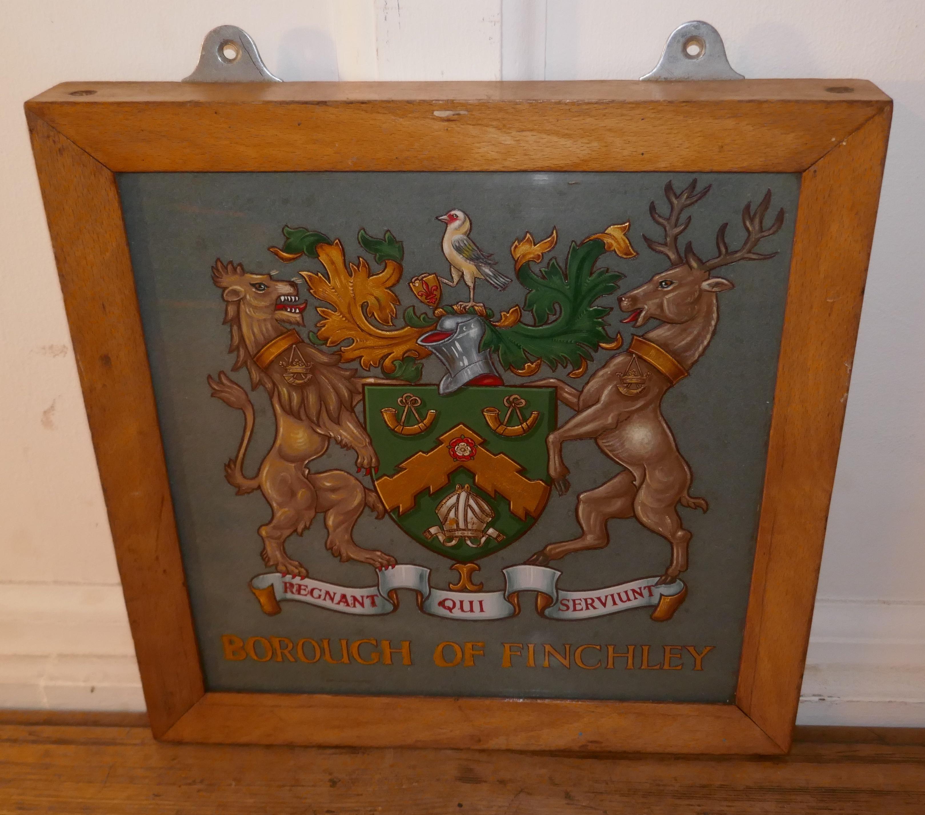 Arts and Crafts Stemma araldico incorniciato e dipinto su ardesia del Borough of Finchley in vendita