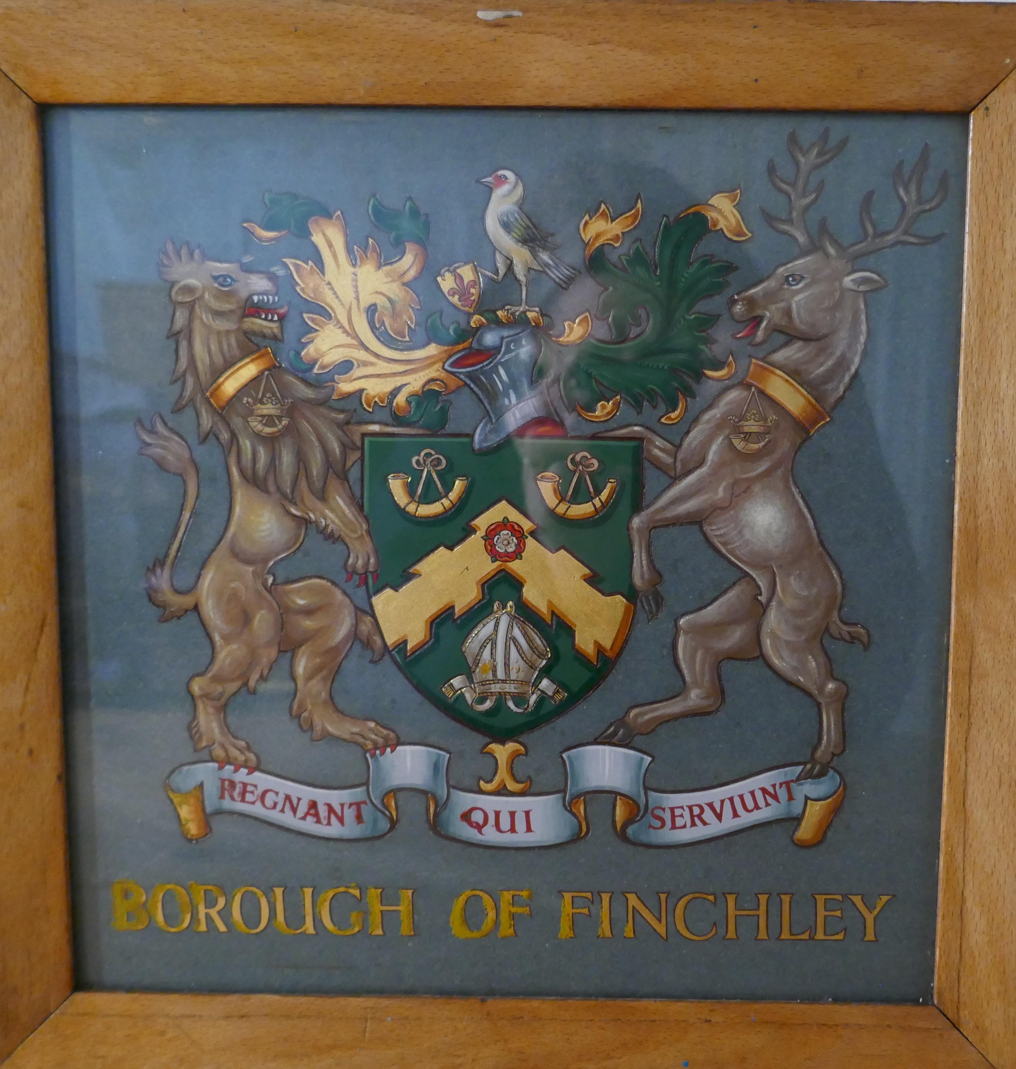 Crête héraldique encadrée et peinte sur ardoise de Borough of Finchley, Armoiries Bon état - En vente à Chillerton, Isle of Wight