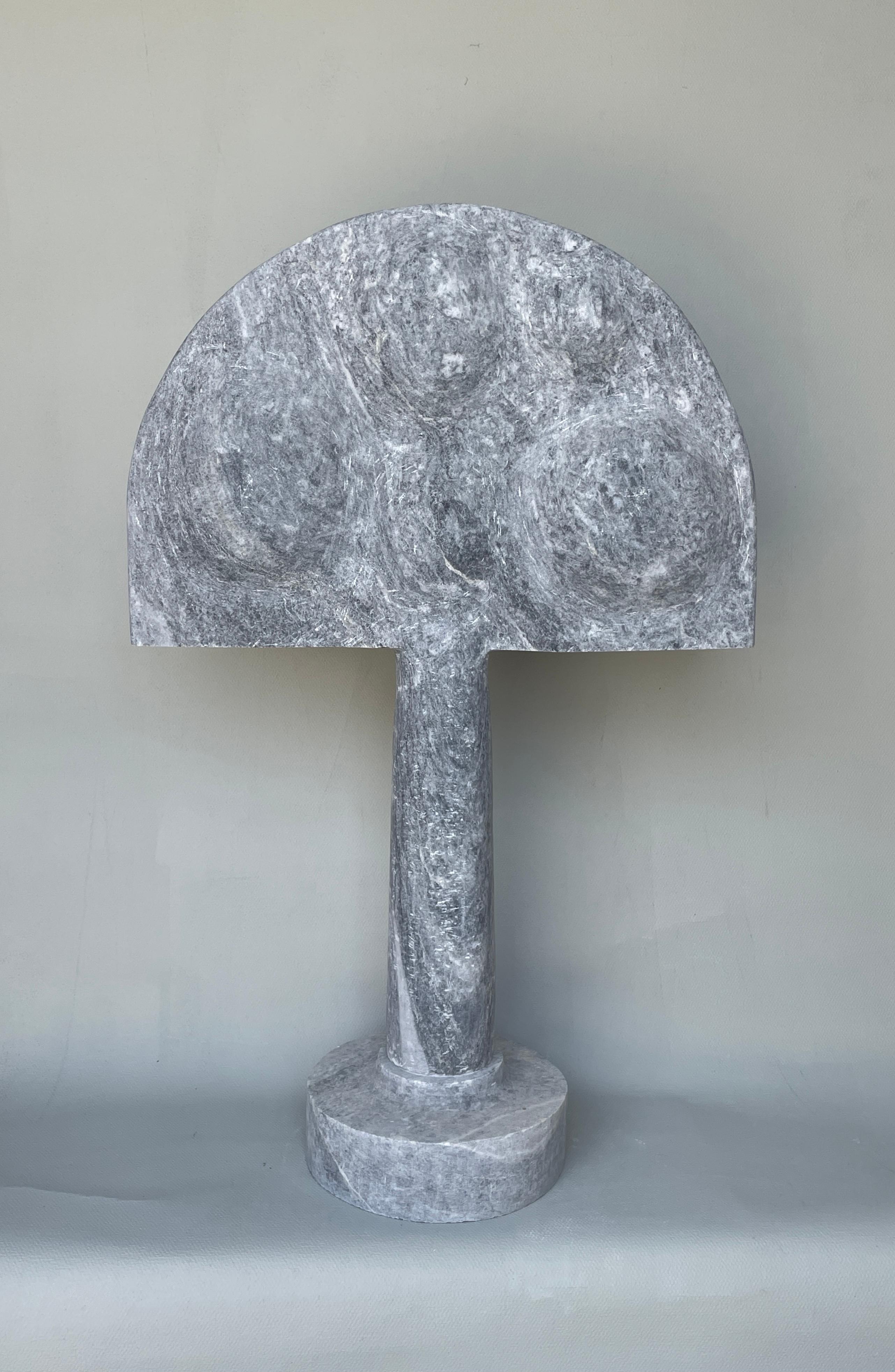 Wappenförmige Marmorskulptur von Tom Von Kaenel (Griechisch) im Angebot