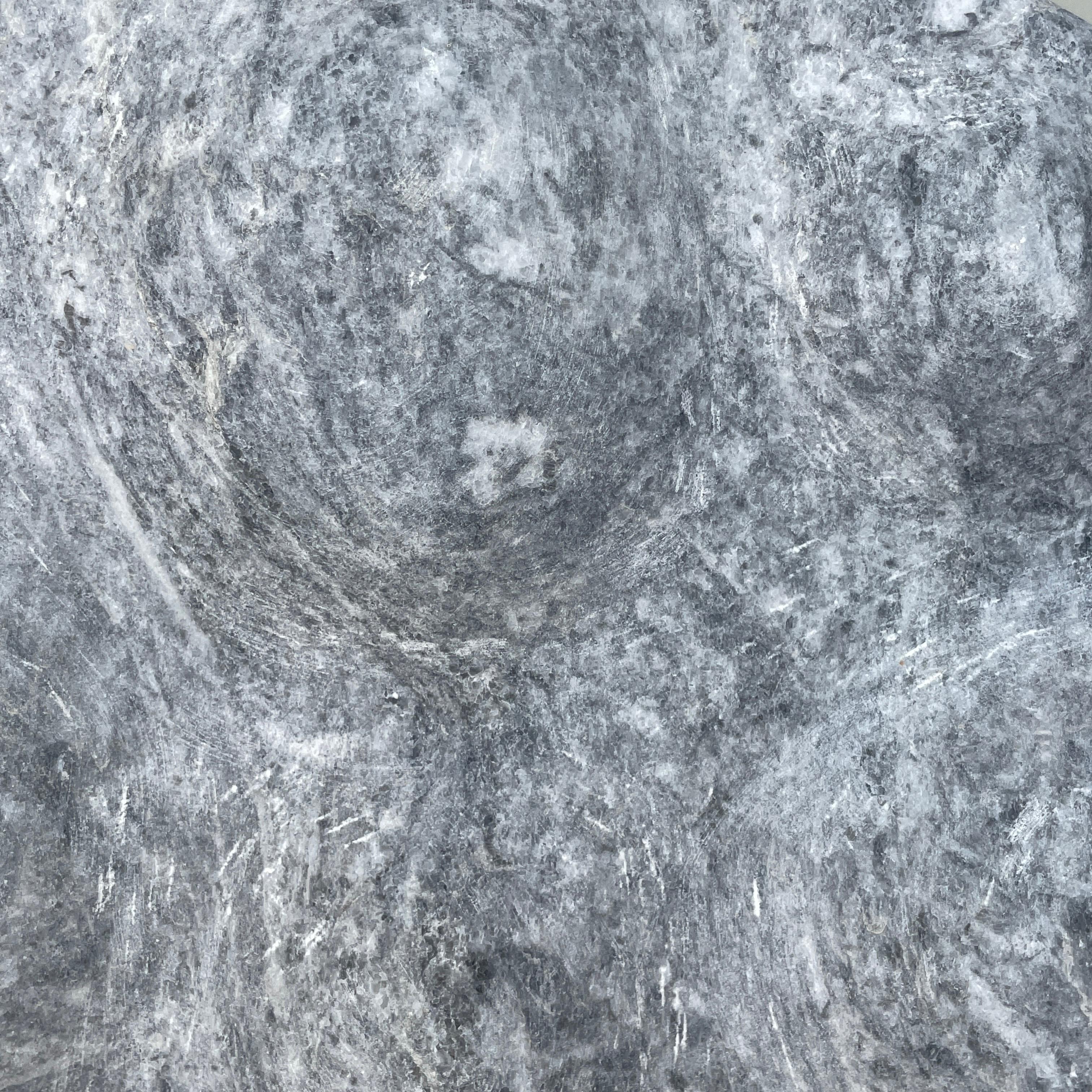 Wappenförmige Marmorskulptur von Tom Von Kaenel im Zustand „Neu“ im Angebot in Geneve, CH