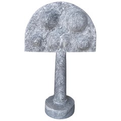 Wappenförmige Marmorskulptur von Tom Von Kaenel
