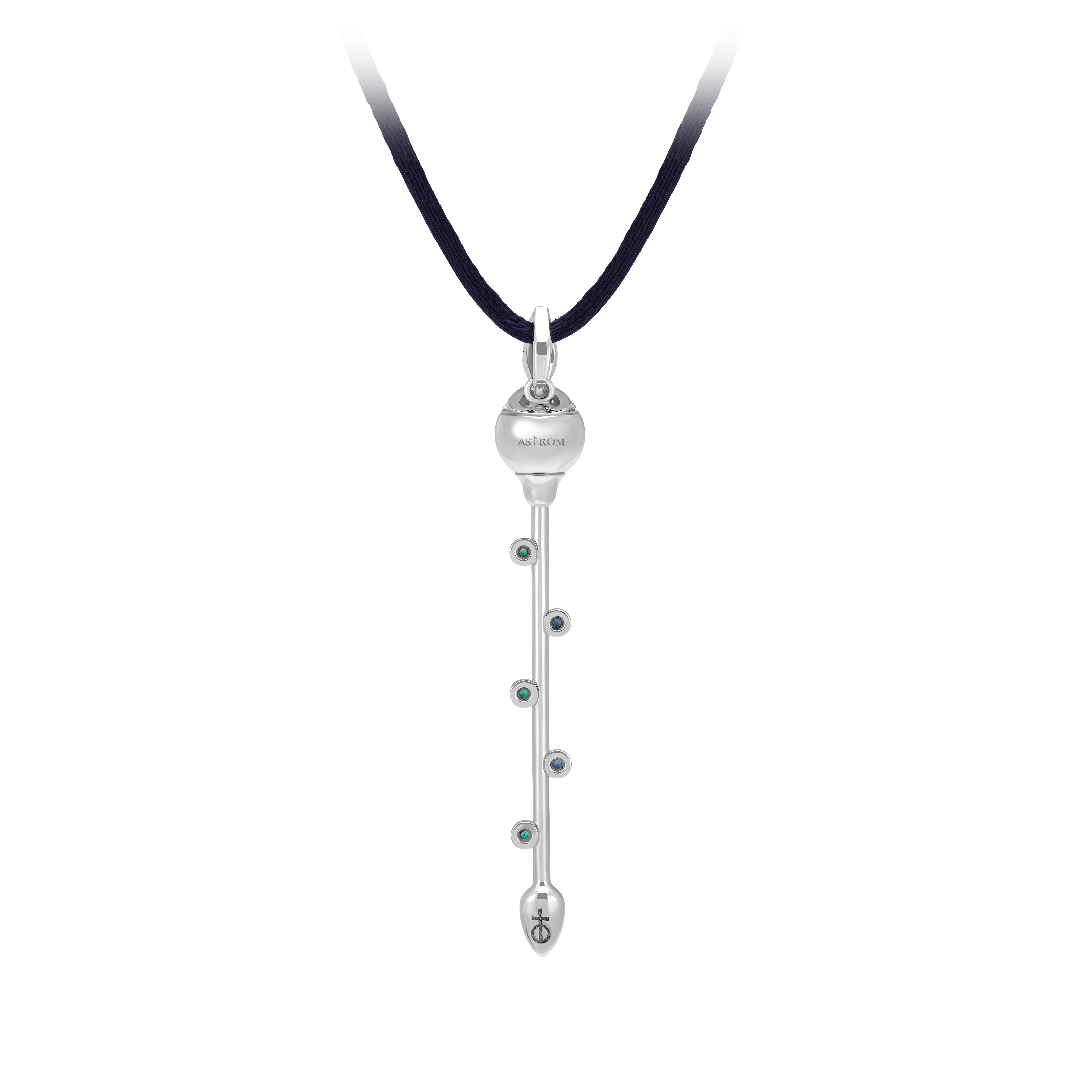 Hera's Sceptre Anhänger, 18 Karat Weißgold, Saphire, Smaragde und Diamanten (Neugriechisch) im Angebot