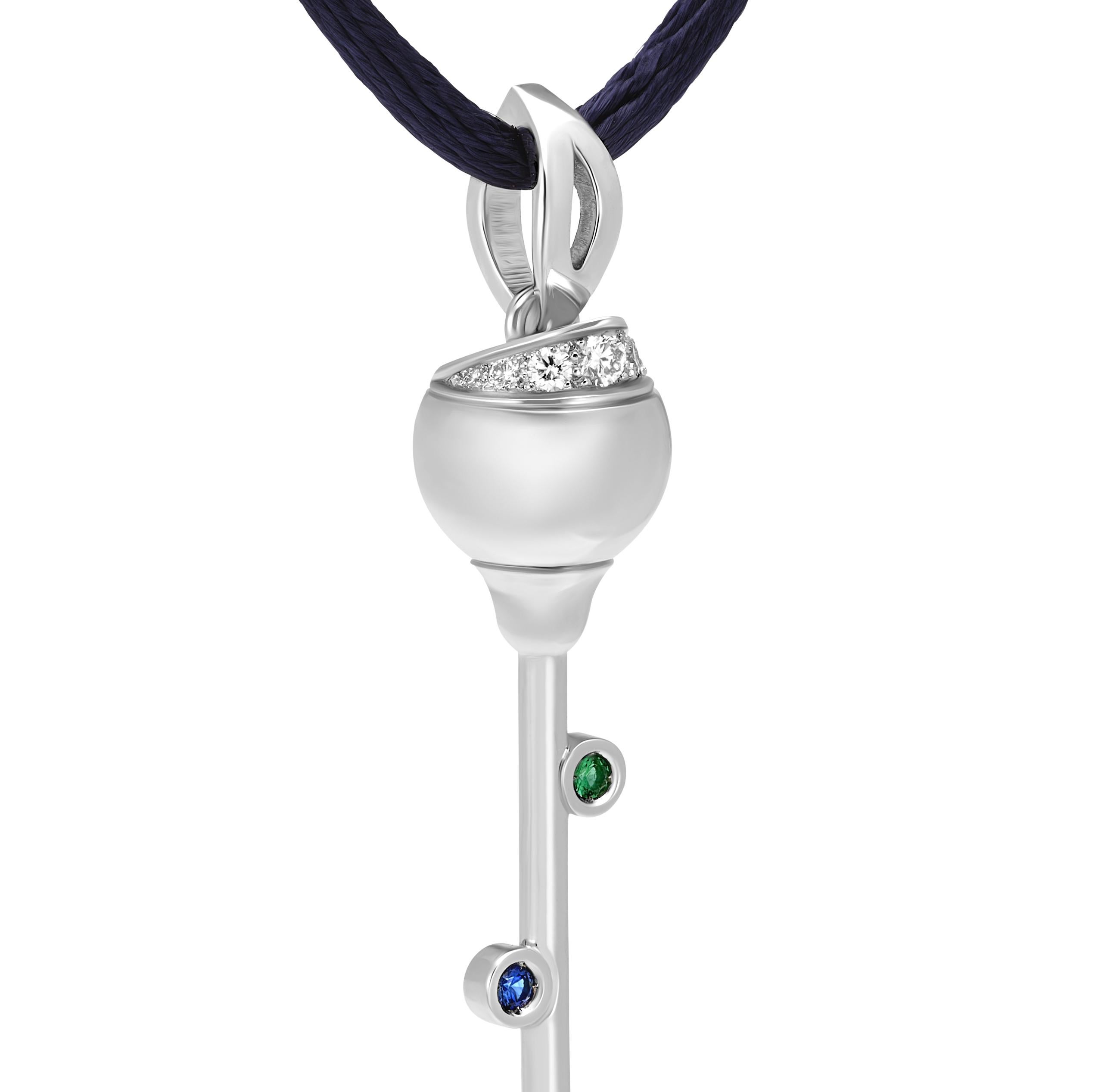 Hera's Sceptre Anhänger, 18 Karat Weißgold, Saphire, Smaragde und Diamanten (Brillantschliff) im Angebot