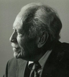 Portait of Viktor Schreckengost (1906-2008) with his sculpture Jeddu, 1931