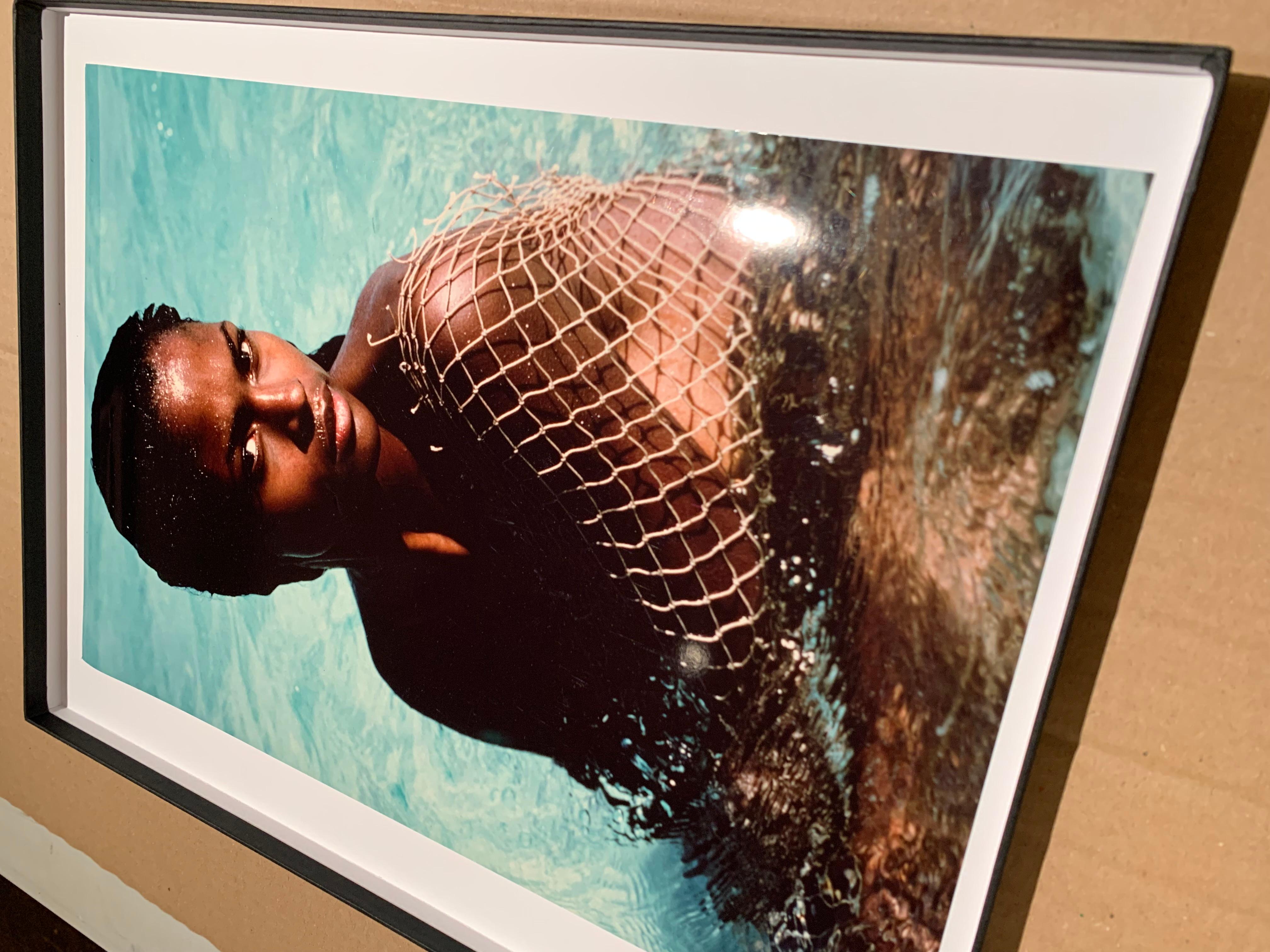 Karen Alexander 'In Fishing Net', session Pirelli à Paradise Island, Bahamas - Contemporain Photograph par Herb Ritts
