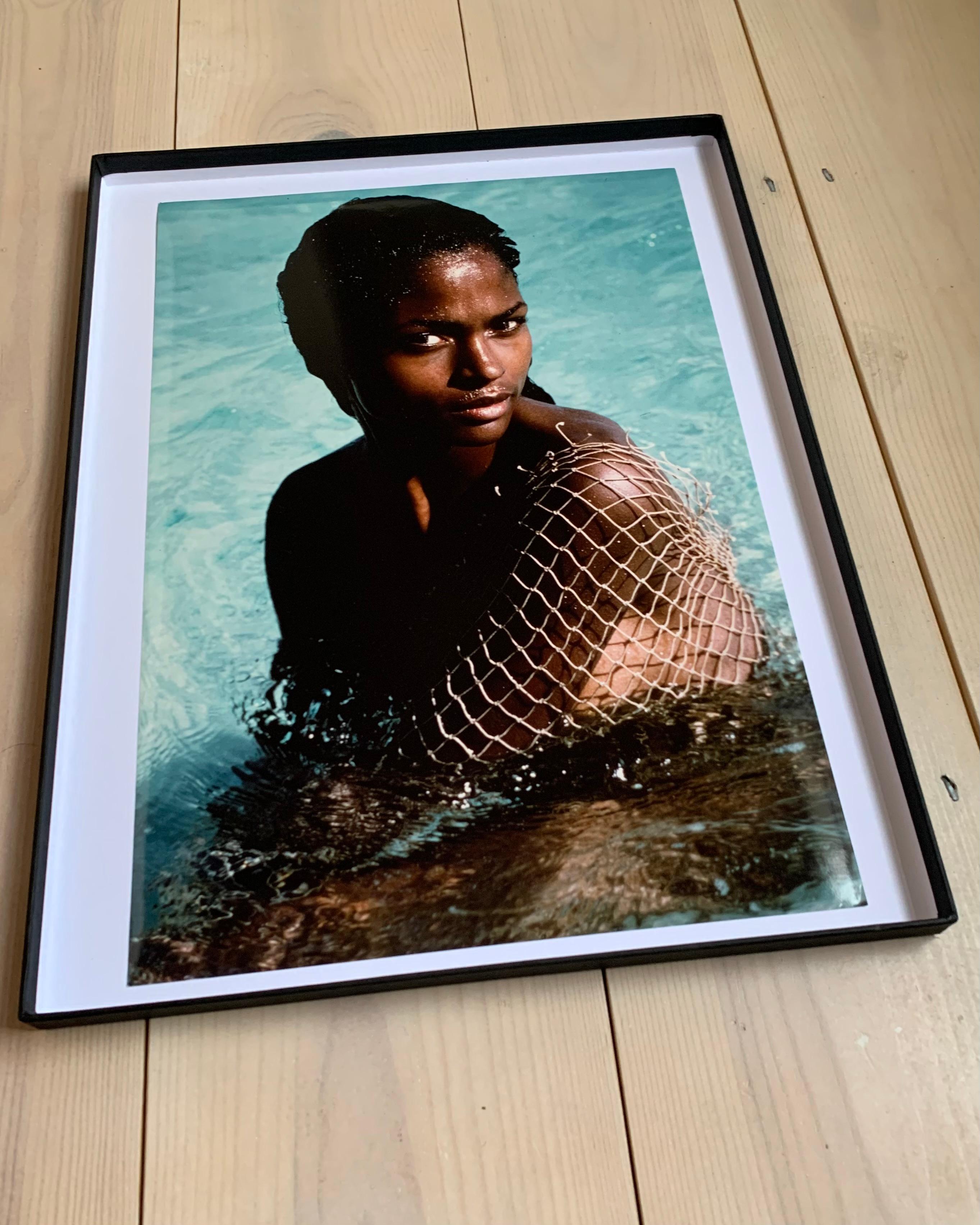 Karen Alexander 'In Fishing Net', session Pirelli à Paradise Island, Bahamas - Noir Color Photograph par Herb Ritts