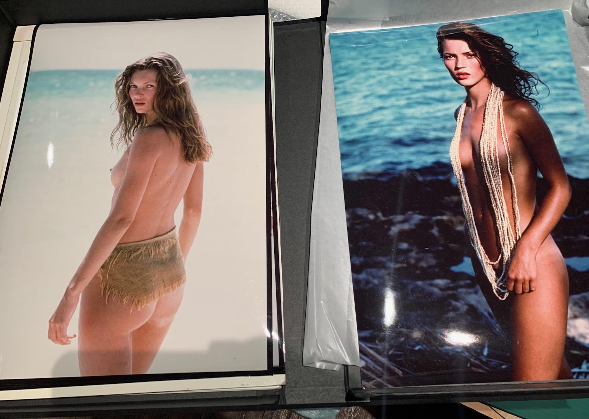 Kate Moss, 1993 - Pour Pirelli 1994 , Paradise Island, Bahamas 'Nue avec des perles'. - Photograph de Herb Ritts