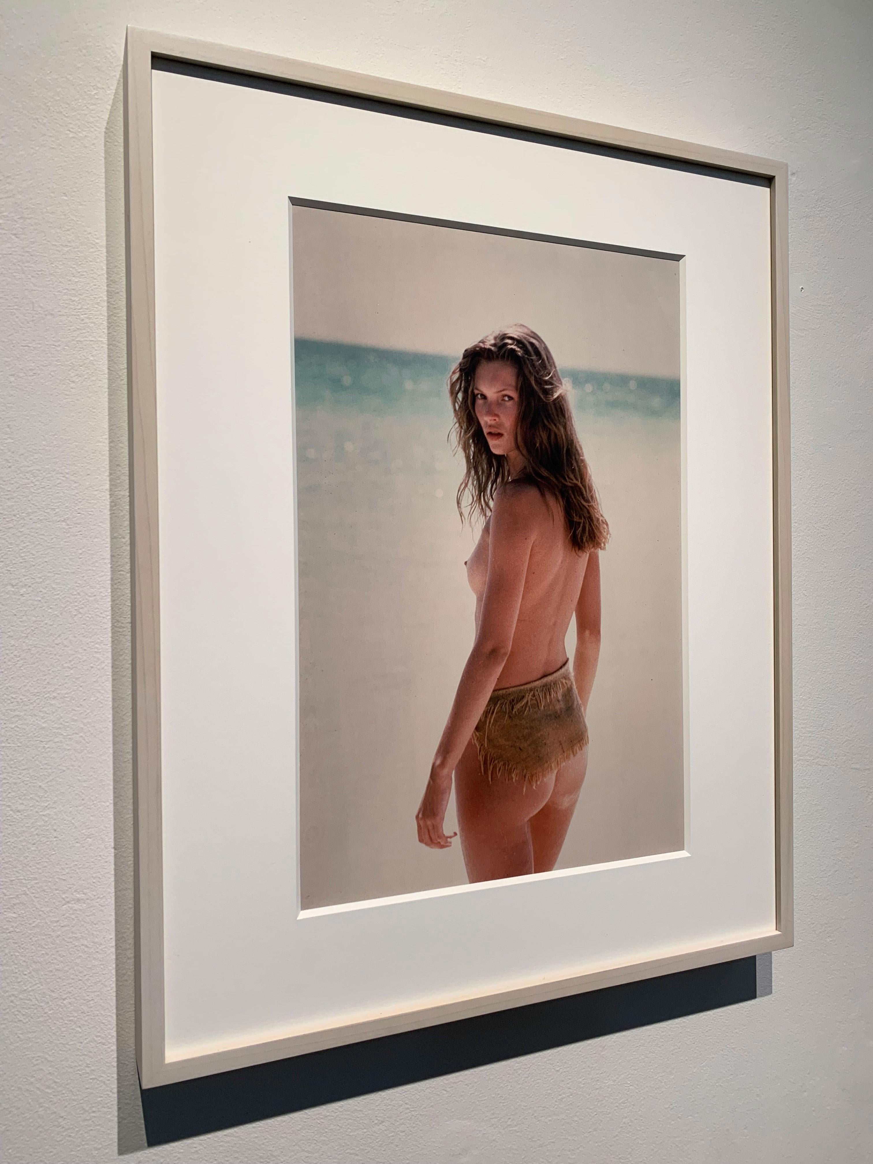 Kate Moss 1993, Paradise Island Bahamas, imprimé original encadré sur mesure - Contemporain Photograph par Herb Ritts