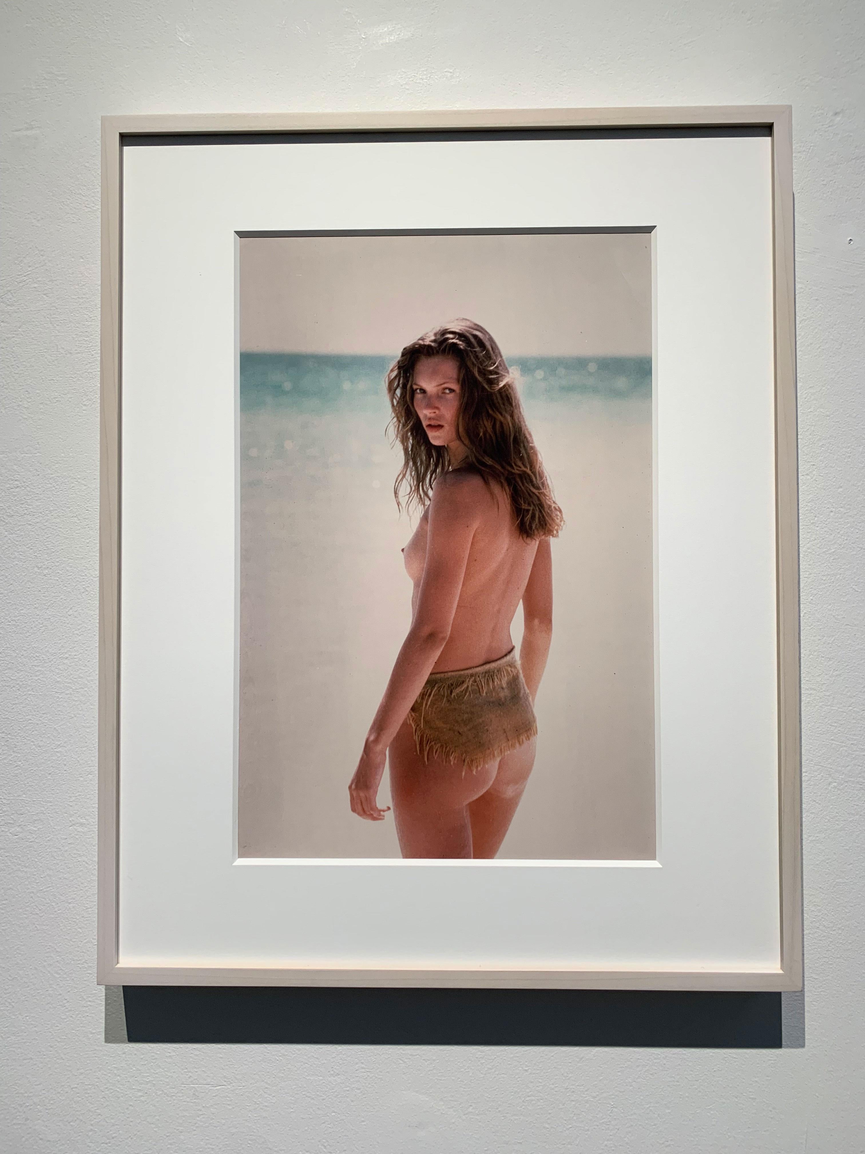 Kate Moss 1993, Paradise Island Bahamas, imprimé original encadré sur mesure - Marron Portrait Photograph par Herb Ritts