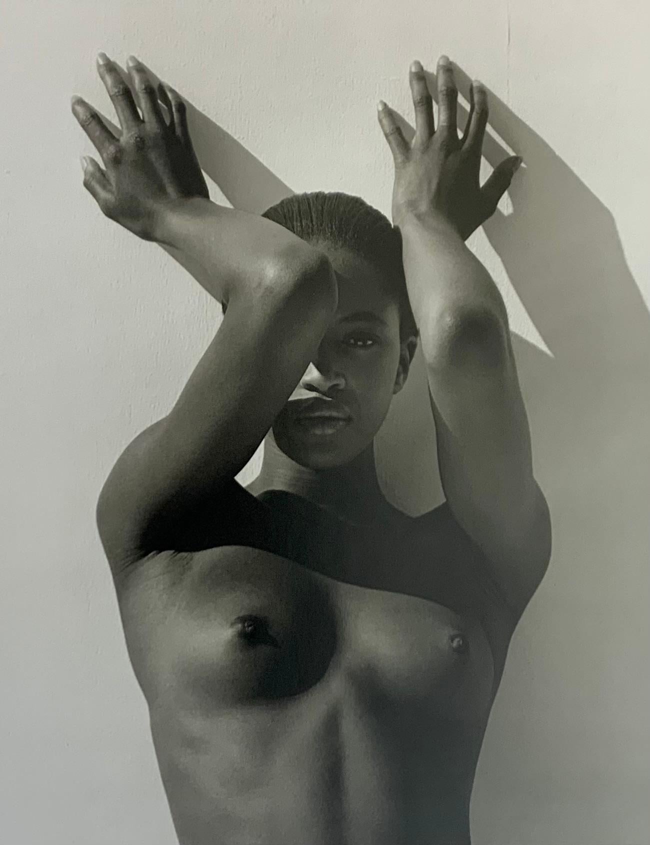 Naomi mit erhobenen Armen Los Angeles 1988
von Herb Ritts

Das weltbekannte britische Supermodel Naomi Campbell posiert mit erhobenen Armen vor der Linse.

Ungerahmt
Mattiert
Gesamtgröße: 12 x 16" Zoll / 31 x 41 cm
Bildgröße: 8,25" x 10,25'' Zoll /