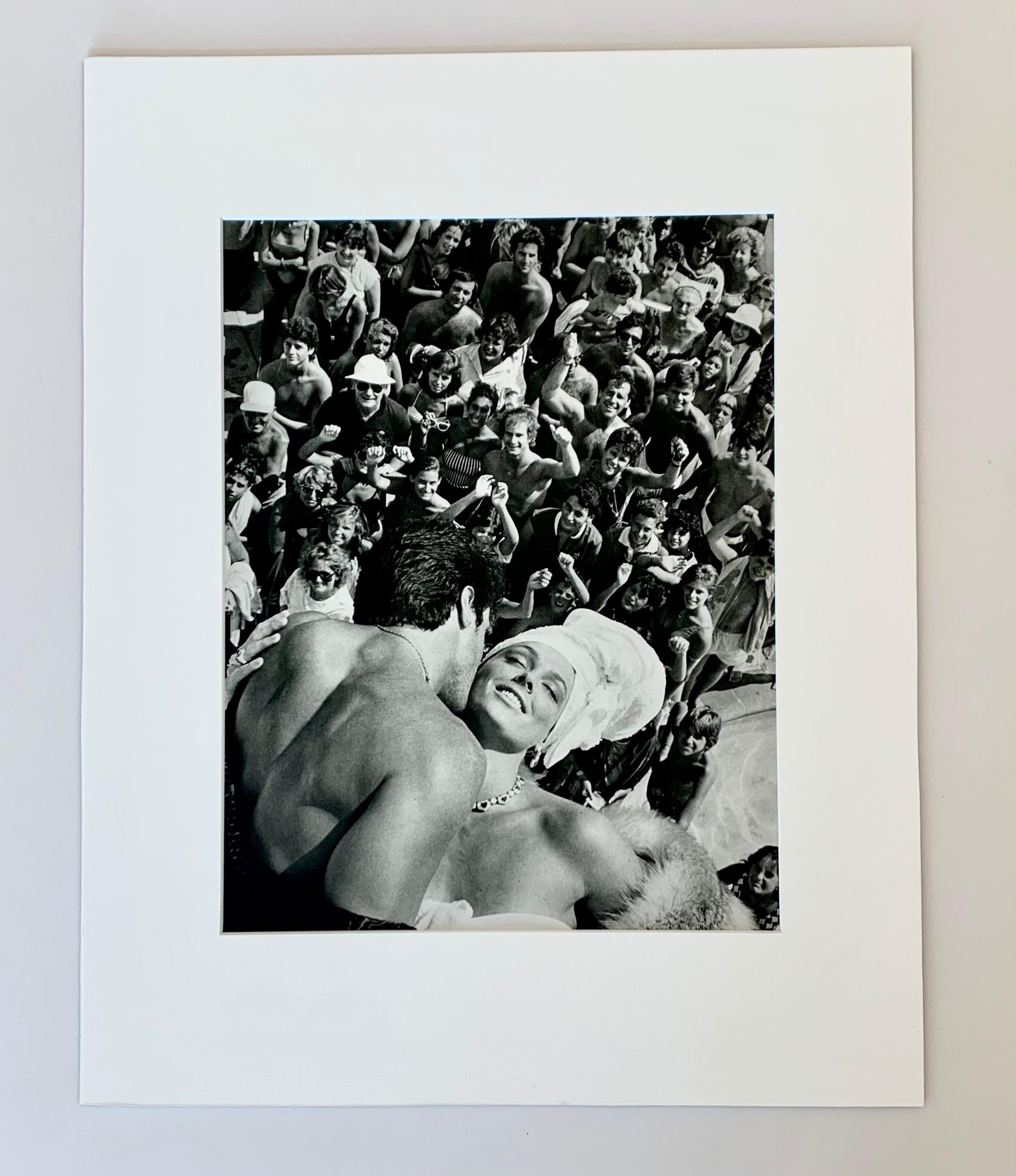 Sylvester Stallone & Brigitte Nielsen 1985
von Herb Ritts

Superstar Sylvester Stalone umarmt die dänische Schauspielerin Bridgette Neilsen vor den Augen der Zuschauer.

Ungerahmt
Mattiert
Gesamtgröße: 16 x 20