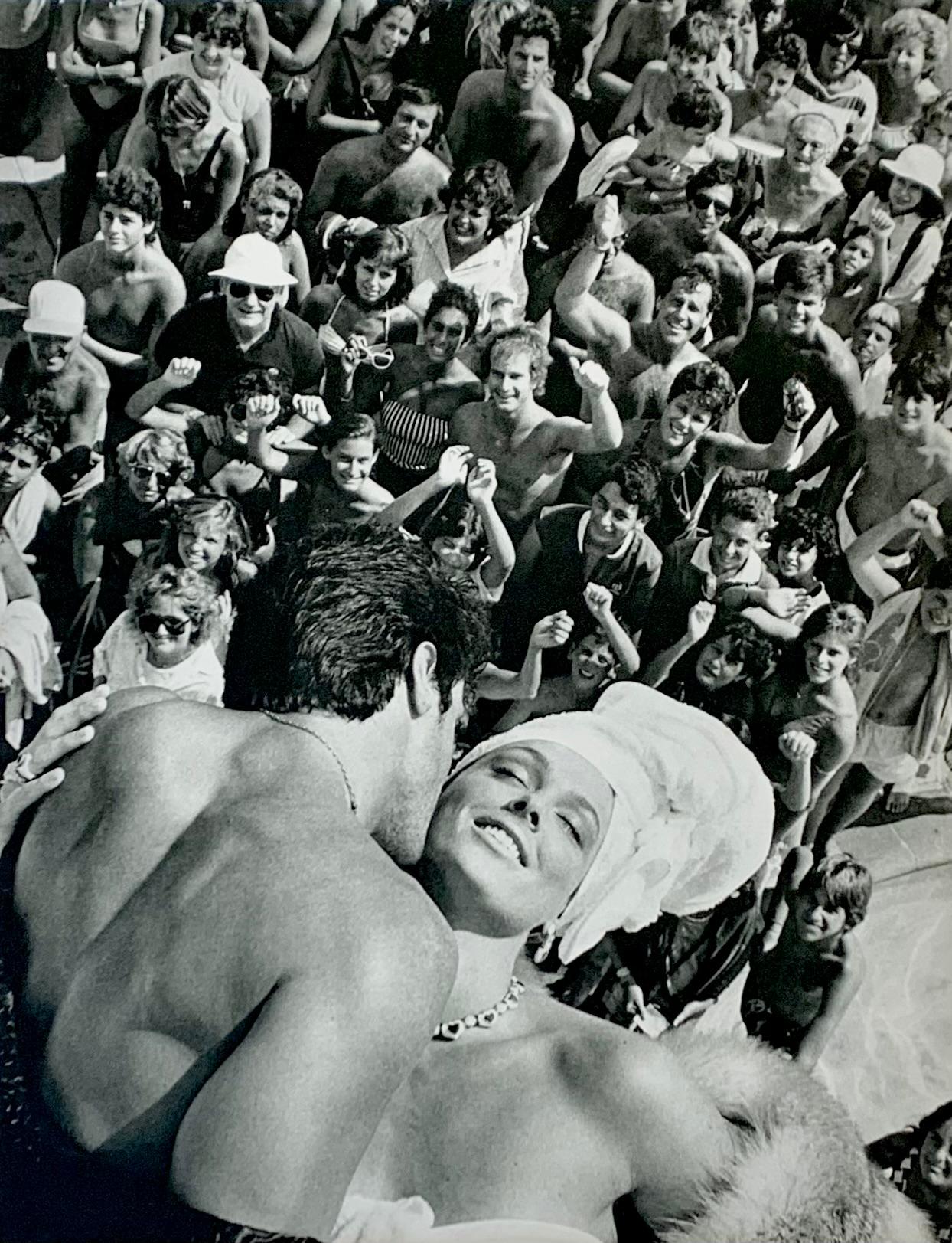 Sylvester Stallone et Brigitte Nielsen 1985
par Herb Ritts

La superstar Sylvester Stalone embrasse l'actrice danoise Bridgette Neilsen devant la foule.

Non encadré
Matted
Taille totale : 41 x 51 cm / 16 x 20" inches
Taille de l'image : 10.75" x