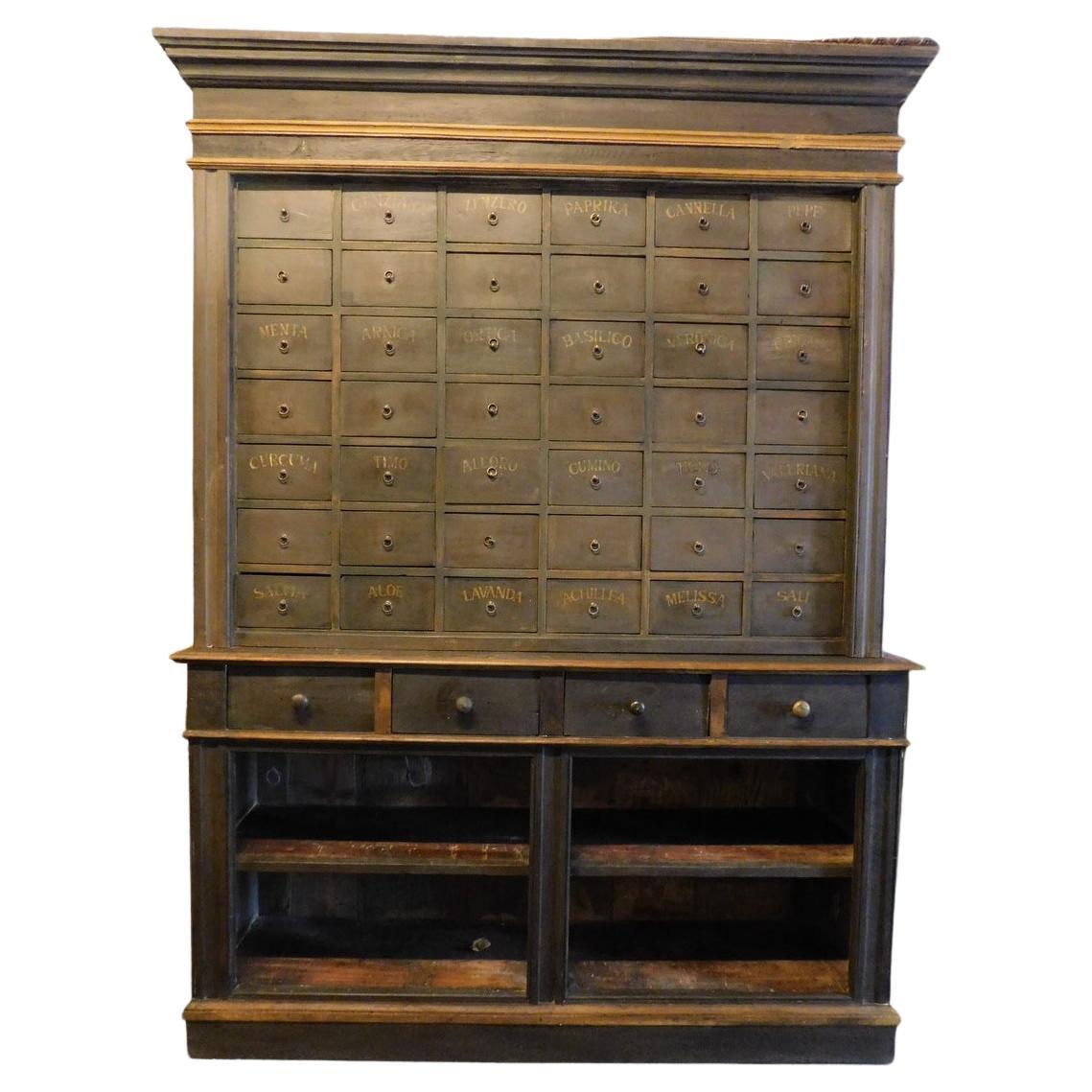Mueble de herboristería con cajones de varios tamaños y estantes, Italia en venta