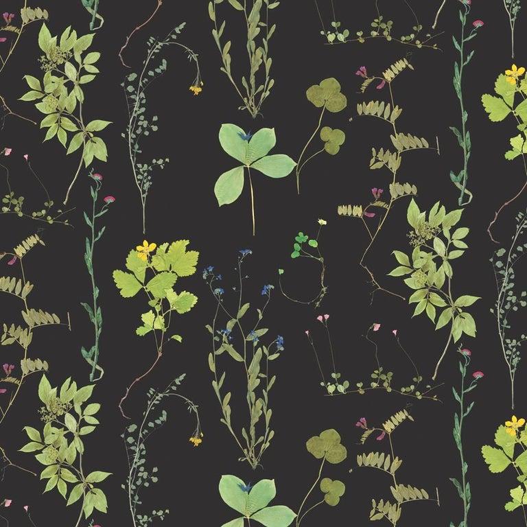 Bohème Papier peint de créateur Herbario en verts multicolores sur noirs botaniques en vente