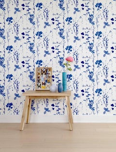 Carta da parati di design Herbario in Royal 'Blu multicolore/Cobalto su bianco'.