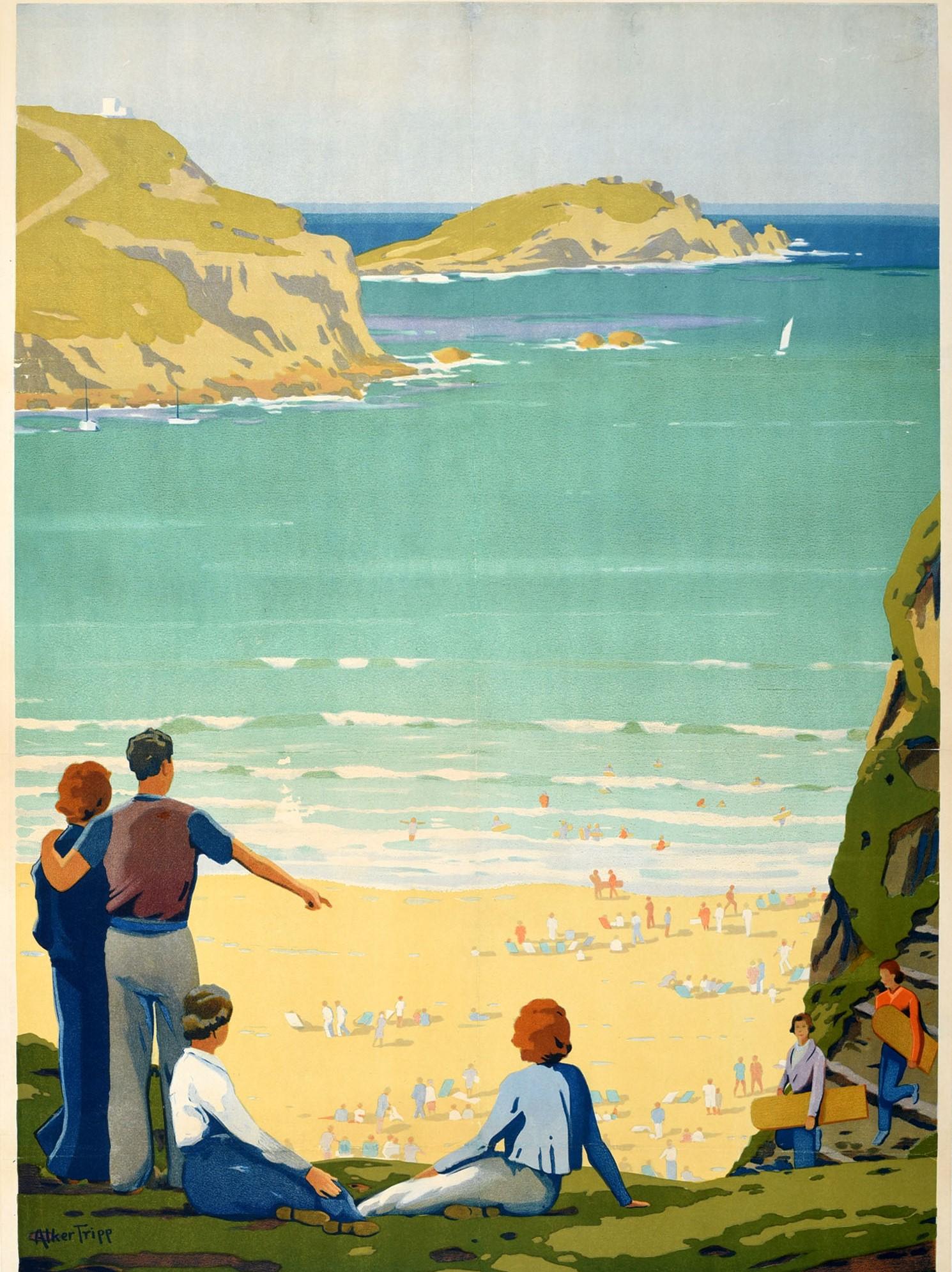 Affiche originale de voyage en train pour Newquay On The Cornish Coast émise par GWR Great Western Railway représentant une vue panoramique de personnes profitant de leurs vacances sur la plage de sable et nageant dans les vagues avec un voilier en