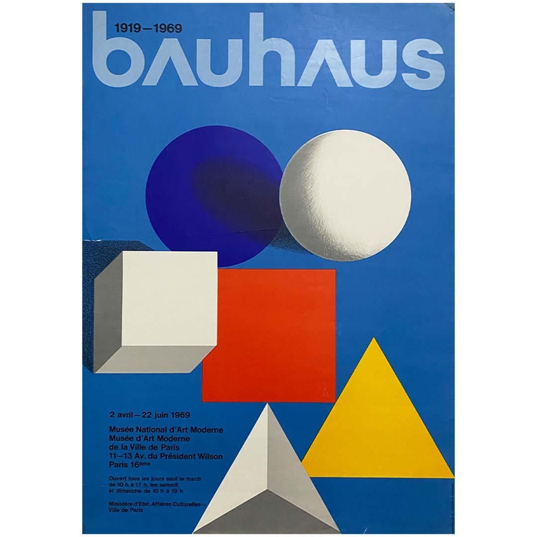 Affiche originale réalisée pour le 50e anniversaire de la création du Bauhaus  - Print de Herbert Bayer
