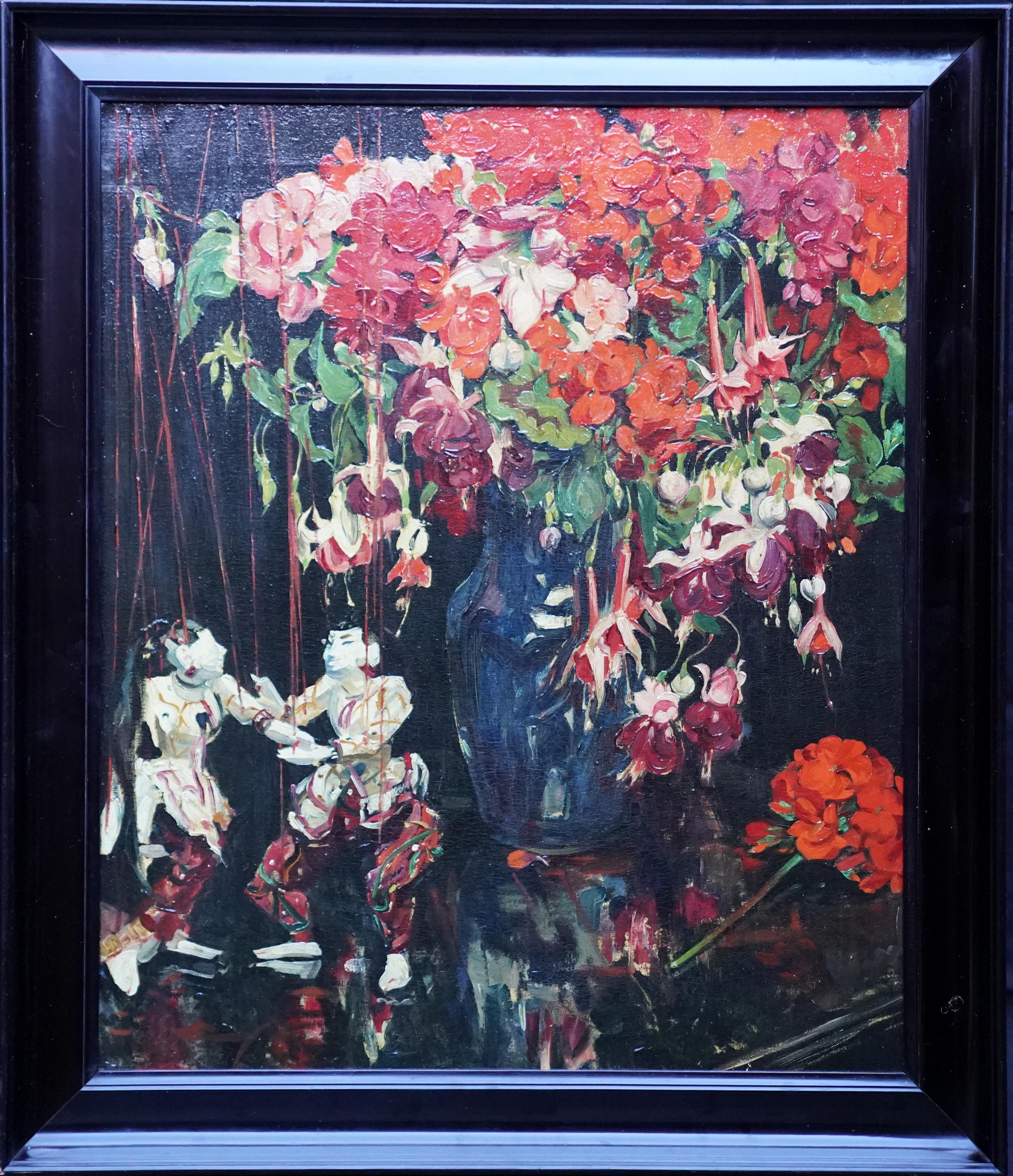 Nature morte de fuchsias, Geraniums et Marionettes - Peinture à l'huile britannique des années 30 en vente 9