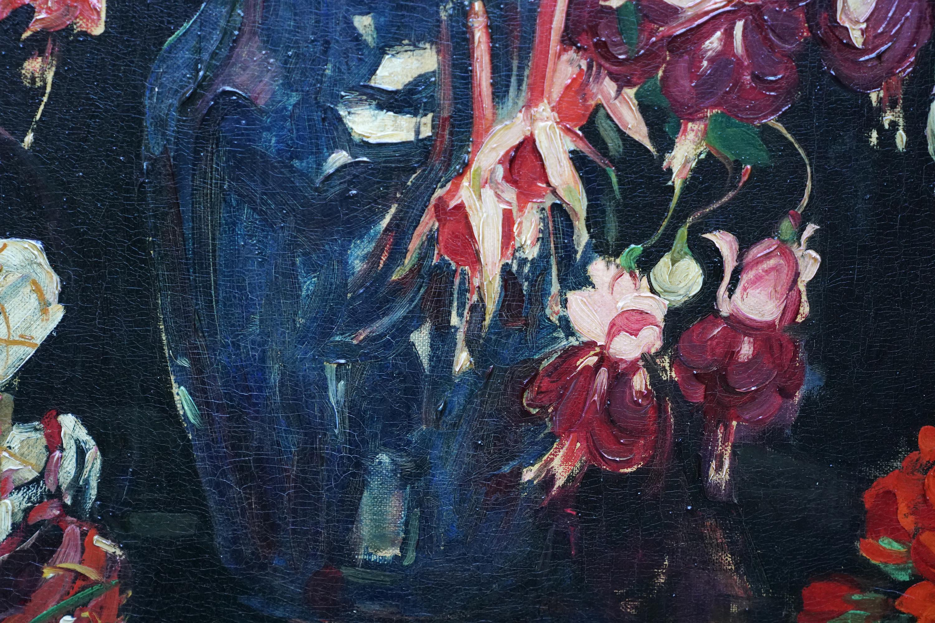 Nature morte de fuchsias, Geraniums et Marionettes - Peinture à l'huile britannique des années 30 en vente 2