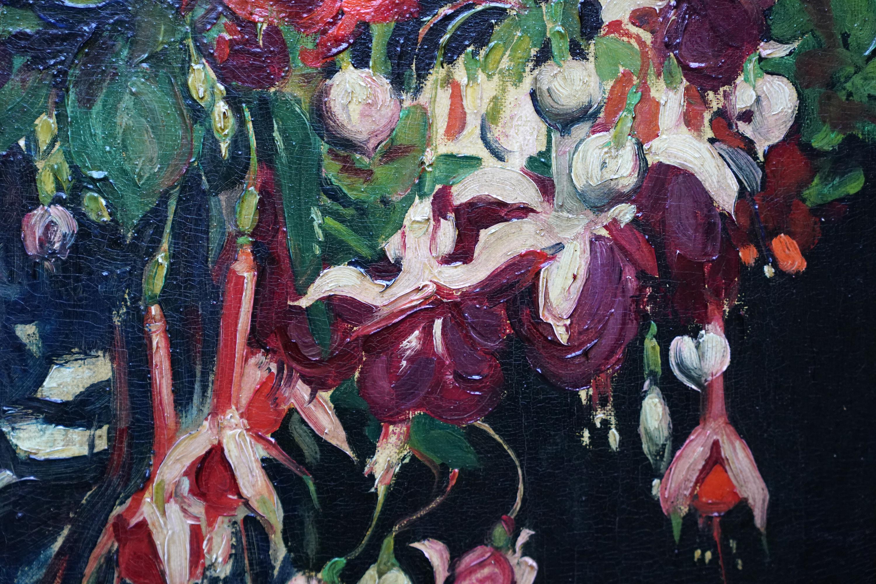 Nature morte de fuchsias, Geraniums et Marionettes - Peinture à l'huile britannique des années 30 en vente 3