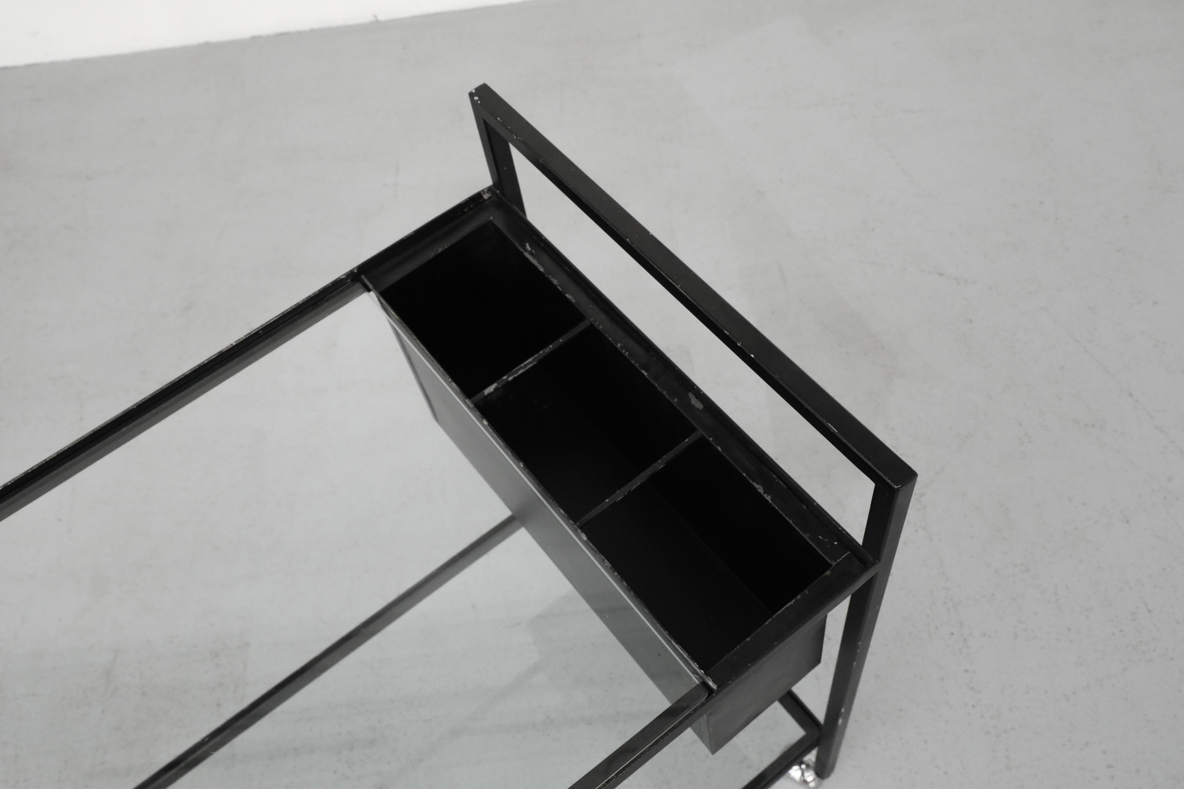 Herbert Hirche Chariot de bar à roulettes en métal noir avec étagères en verre et porte-bouteilles en vente 2
